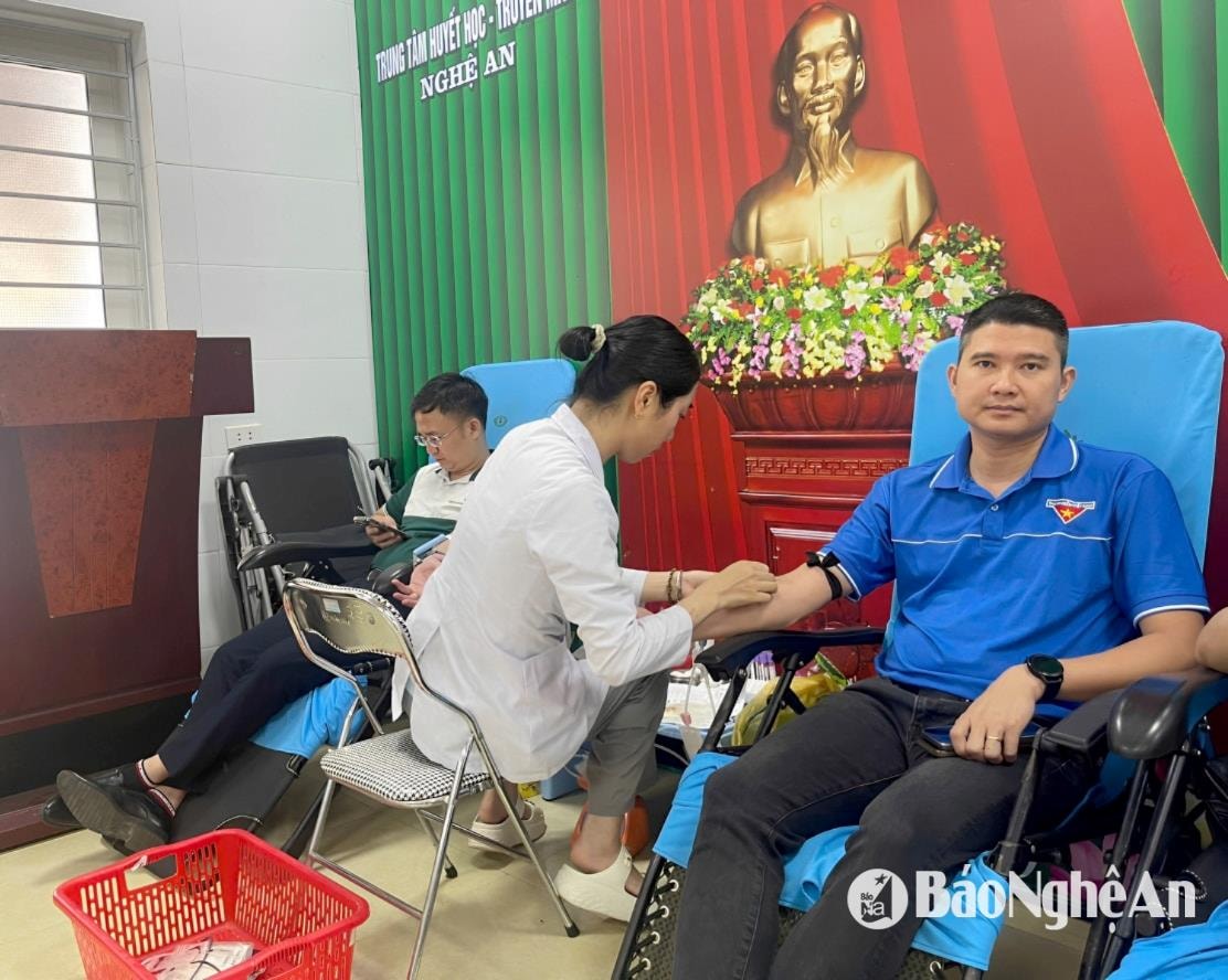 Đoàn viên Công đoàn Báo Nghệ An tham gia hiến máu. Ảnh: TĐ