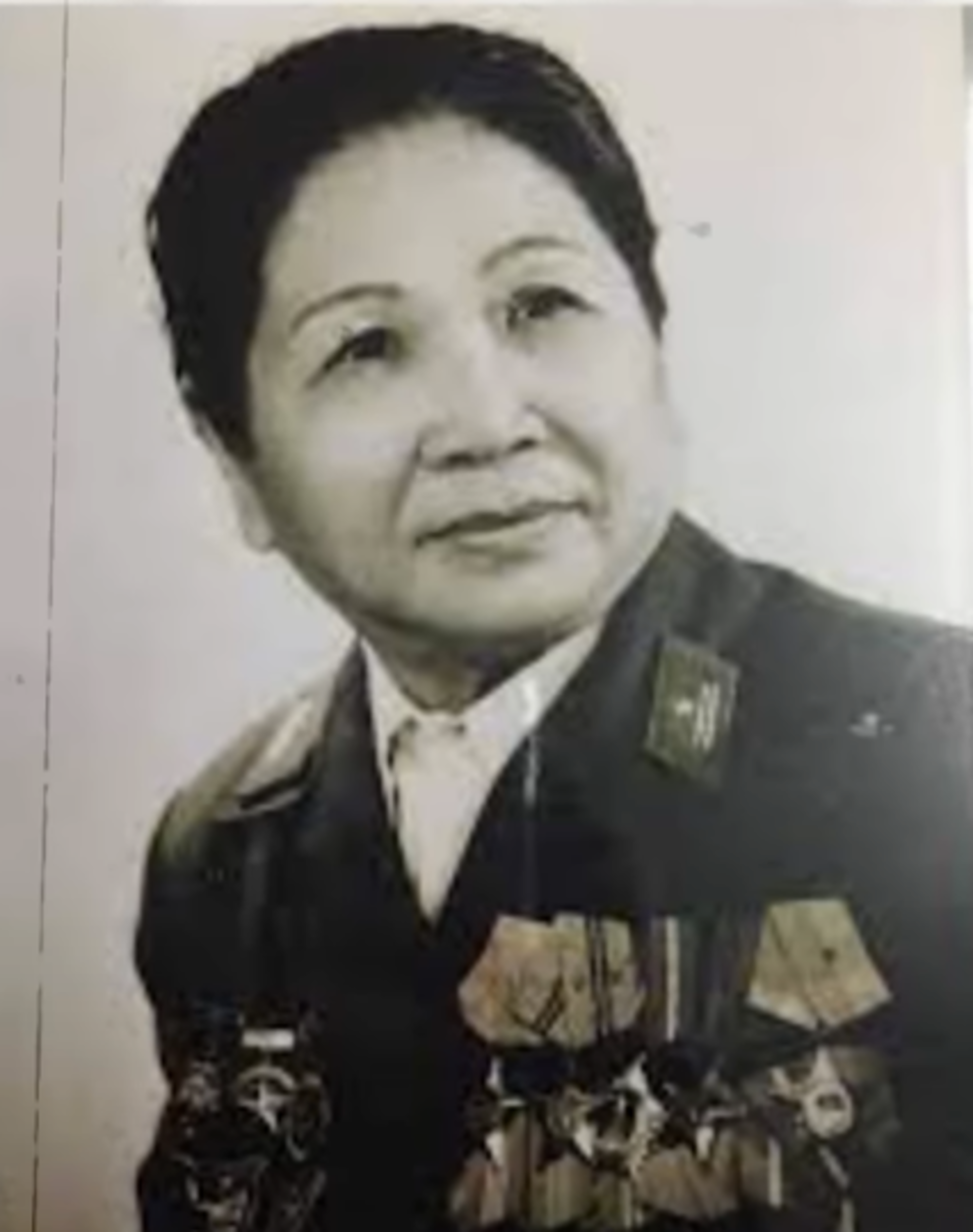 Bà Phấn được gia đình cho học hành đầy đủ từ nhỏ, sớm bộc lộ tư chất thông minh hơn người. Ngoài ra, bà Phấn còn được mệnh danh là người đẹp Tây Đô vì gương mặt xinh đẹp, vóc dáng cao ráo nổi bật.