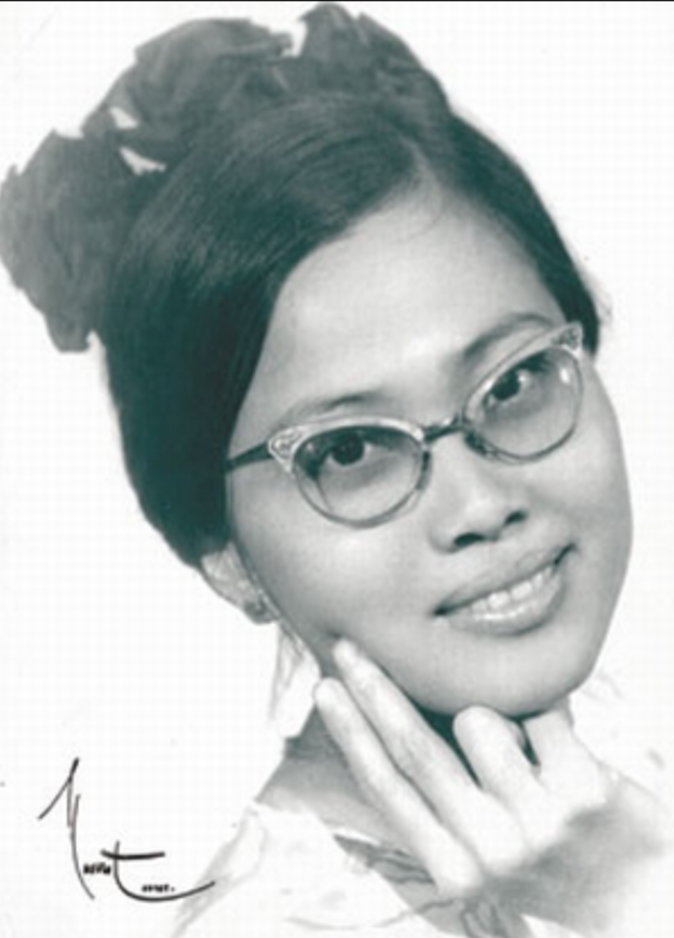 Tham gia lực lượng Cảm tử quân Trung ương Cục miền Nam và Biệt động thành Sài Gòn, bà phải liên tục thay tên đổi họ để che mắt địch. Nữ tình báo này gây chấn động khi tham gia nhiều trận đánh như Đại sứ quán Mỹ (29/5/1965), rạp Ngọc Lan Đà Lạt (28/9/1969).