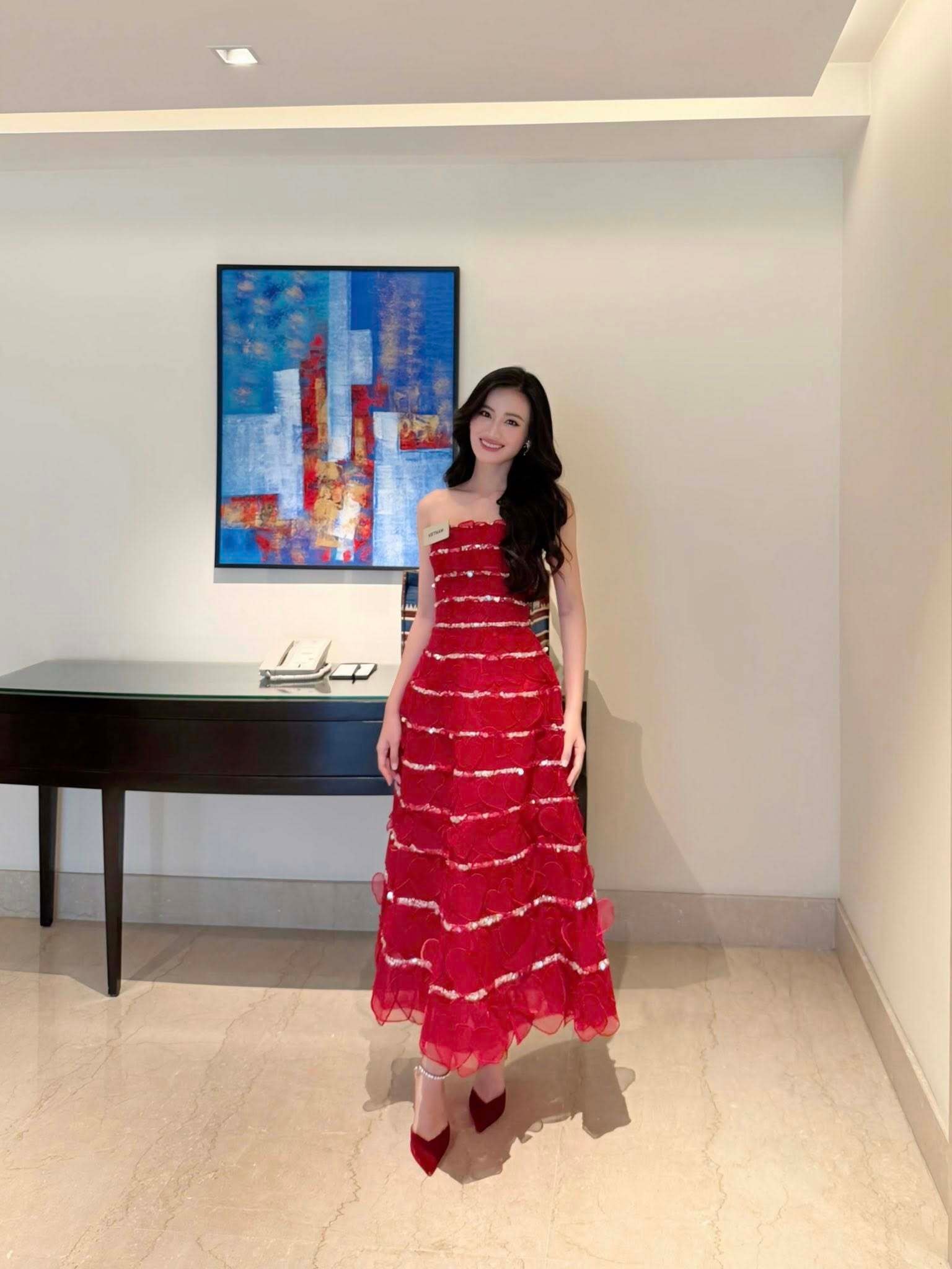 Hoa hậu cho biết cô luôn thức dậy từ 5h để chuẩn bị: “Nếu có thời gian, tôi sẽ chăm chút cho mái tóc và lớp trang điểm kỹ lưỡng hơn. Trong trường hợp thời gian eo hẹp, tôi hoàn thành mọi thứ nhanh nhất, bằng cách dậy sớm hơn nữa”.
