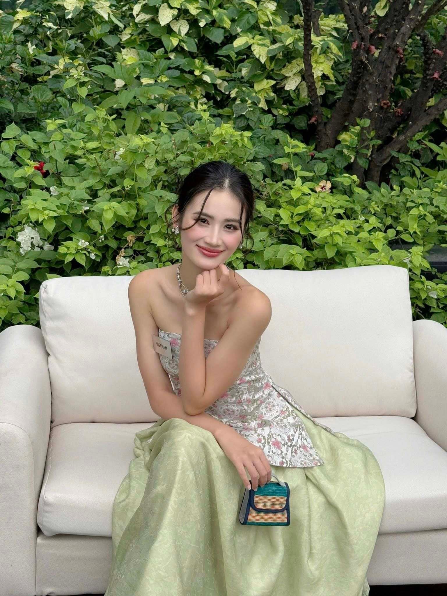Ý Nhi ưa chuộng các thiết kế đơn sắc, có tông màu nhã nhặn khi tham gia cuộc thi. Các trang phục kiểu cổ yếm, trễ vai phù hợp với dáng người thanh mảnh của cô.