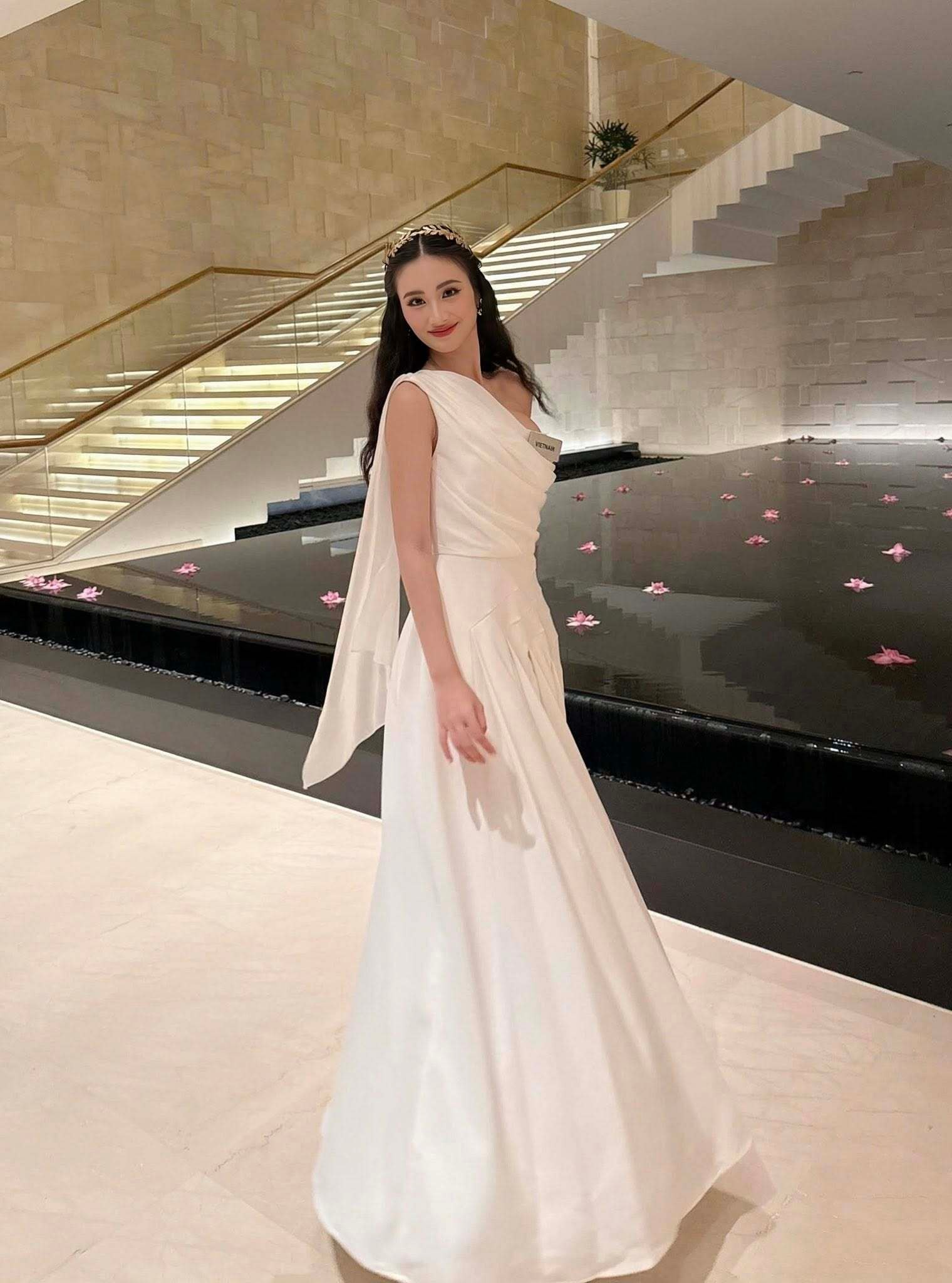 Hoa hậu Ý Nhi sở hữu chiều cao 1,75m, số đo ba vòng 84-60-94cm. Với vóc dáng thanh thoát, cô dễ dàng diện nhiều kiểu váy áo.