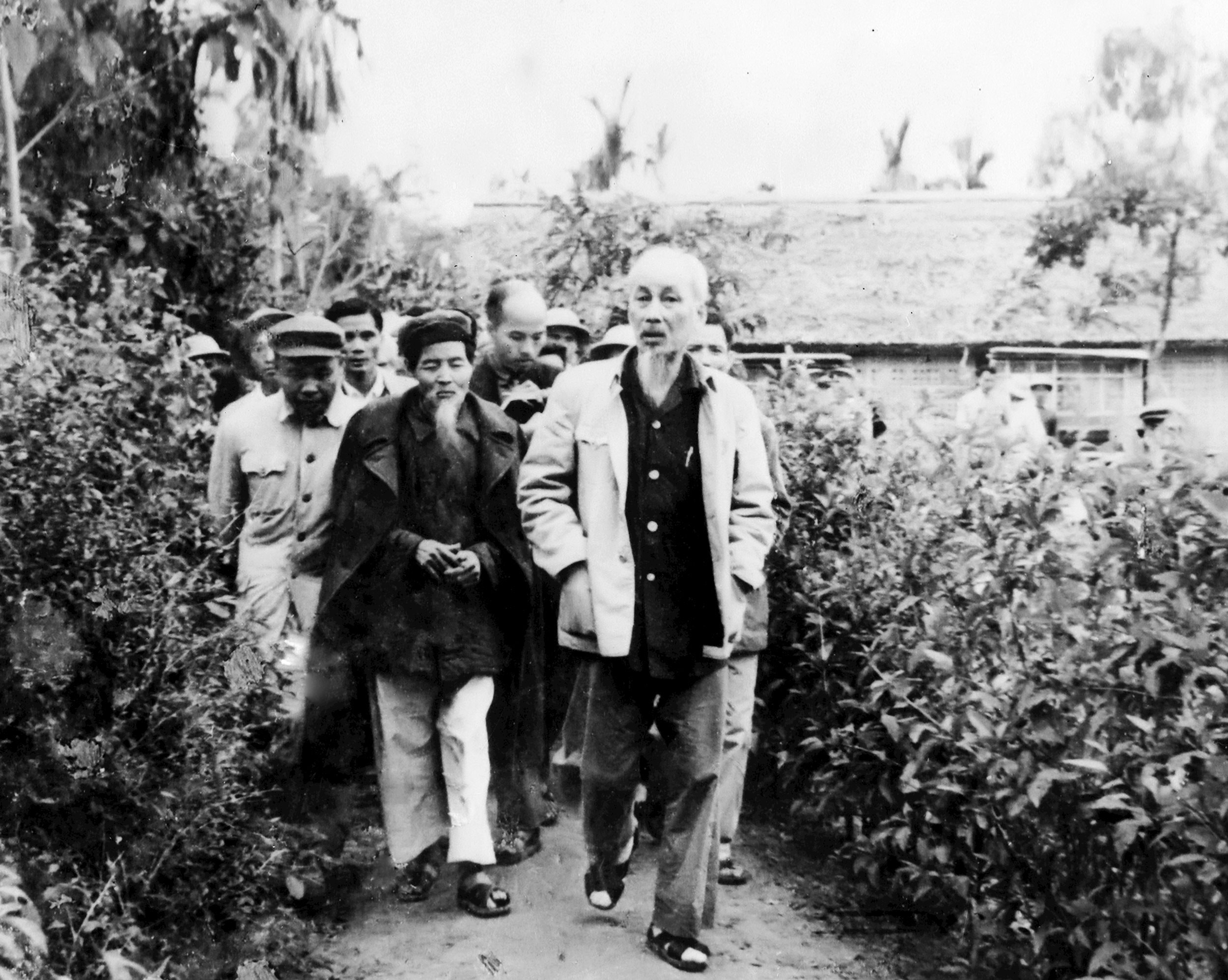 Chủ tịch Hồ Chí Minh về thăm ngôi nhà của gia đình tại Làng Sen năm 1961. Ảnh tư liệu Khu Di tích Kim Liên