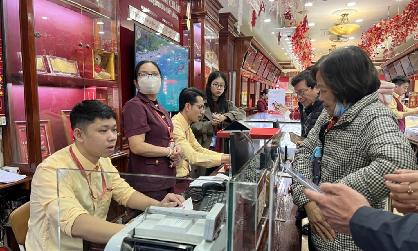 Giá vàng chiều ngày 17/5: Giá vàng giảm về dưới 3200 USD