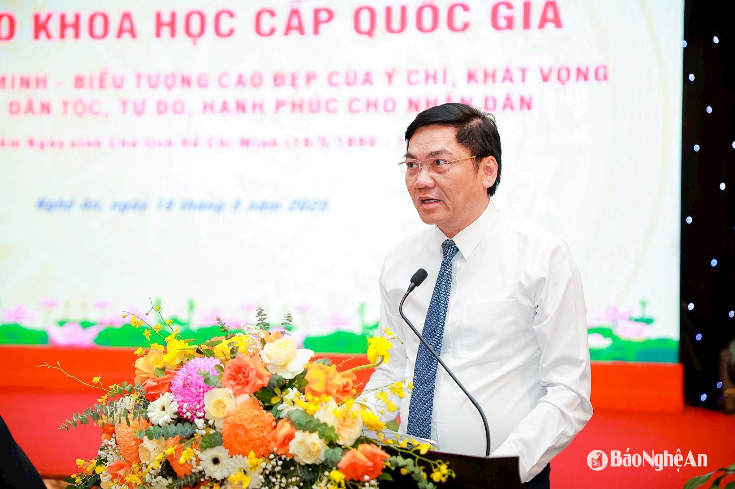 Đồng chí Hoàng Nghĩa Hiếu - Phó Bí thư Thường trực Tỉnh ủy, Chủ tịch HĐND tỉnh Nghệ An trình bày tham luận tại hội nghị. Ảnh: Phạm Bằng
