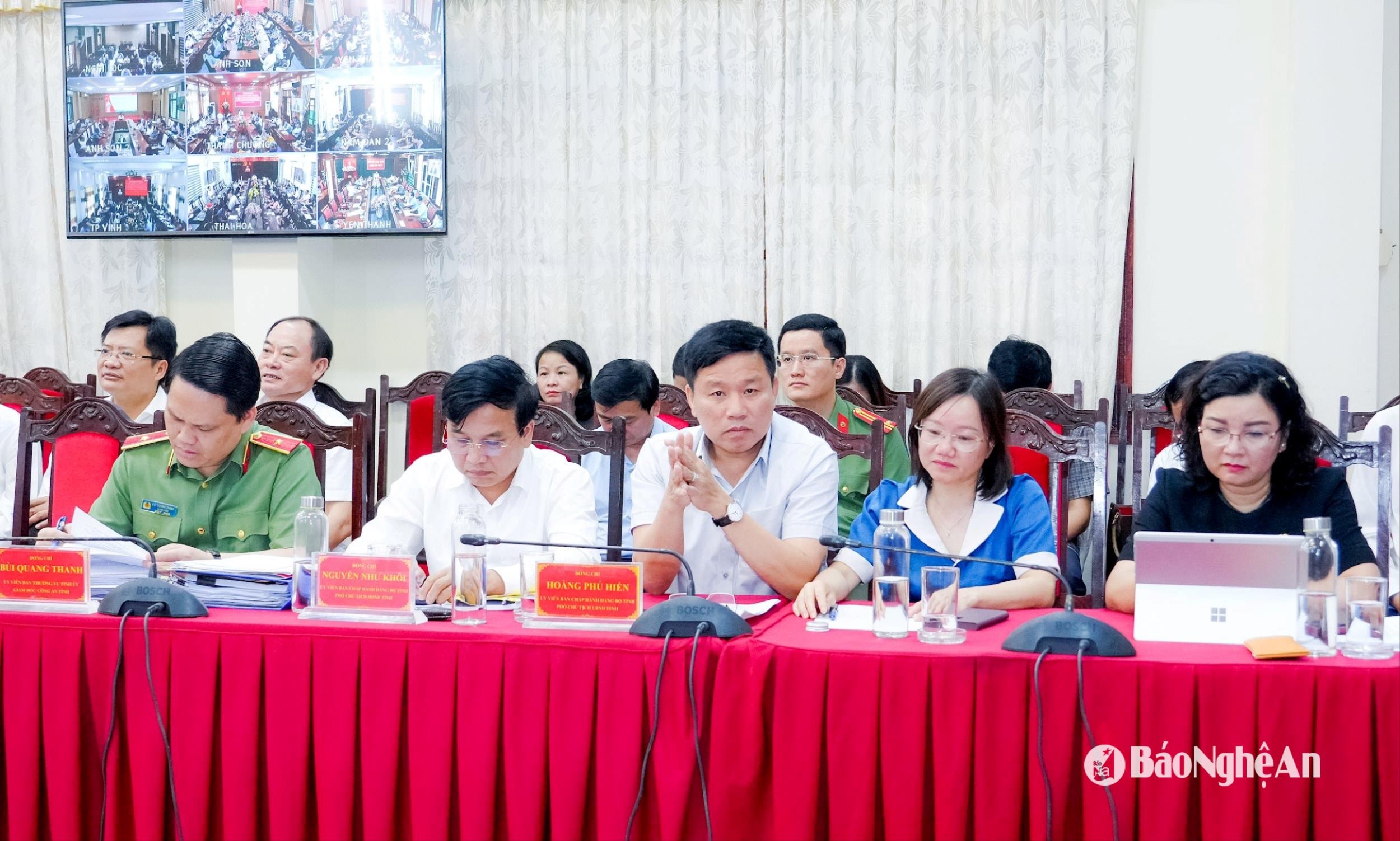 Lãnh đạo HĐND tỉnh, UBND tỉnh, Đoàn Đại biểu Quốc hội tỉnh, Ban Tuyên giáo và Dân vận Tỉnh ủy, Công an tỉnh tham dự hội nghị tại điểm cầu tỉnh Nghệ An. Ảnh: Thành Cường