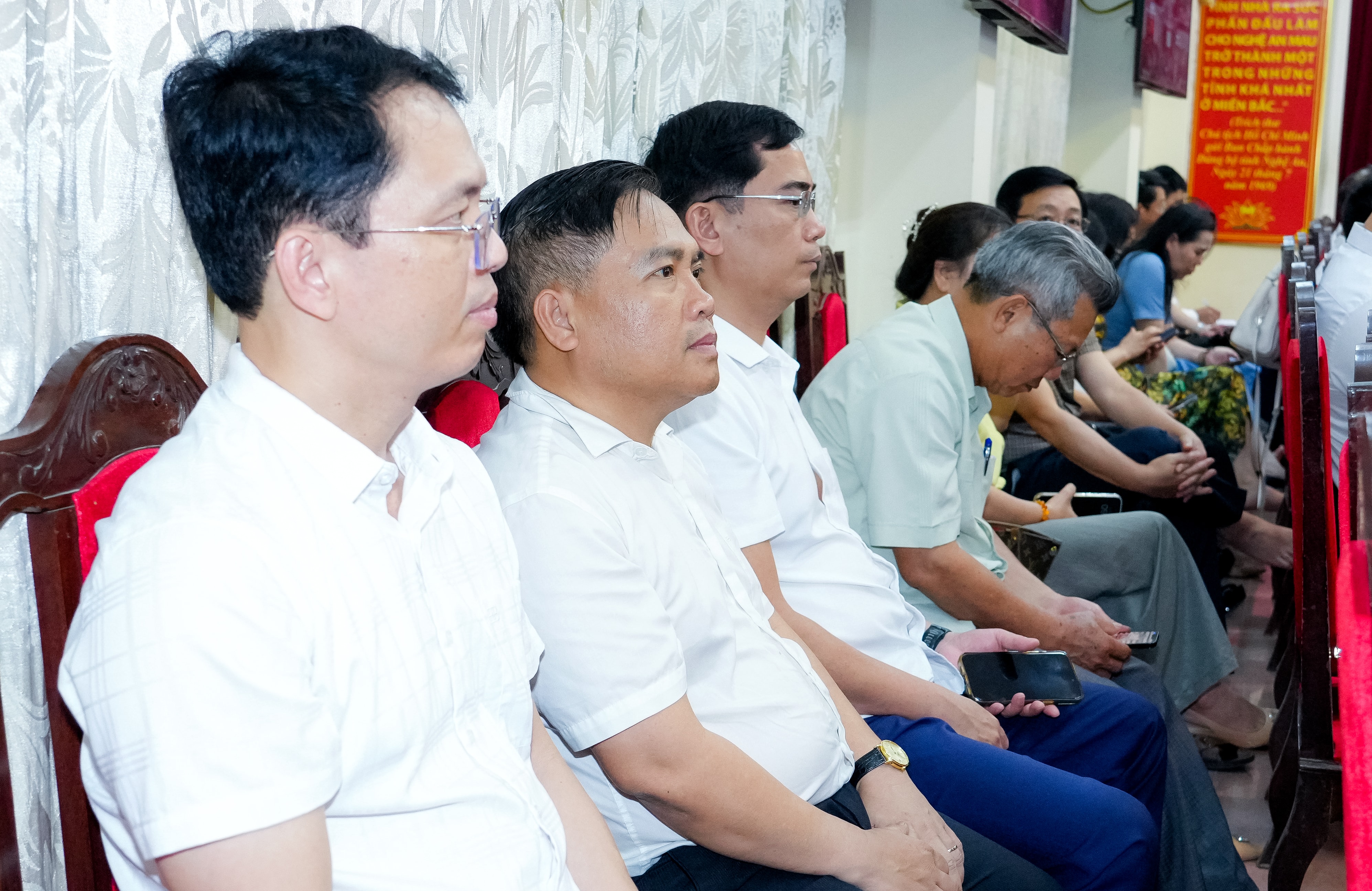 Lãnh đạo các ban, sở, ngành, tổ chức chính trị - xã hội tham dự hội nghị tại điểm cầu tỉnh Nghệ An. Ảnh: Phạm Bằng