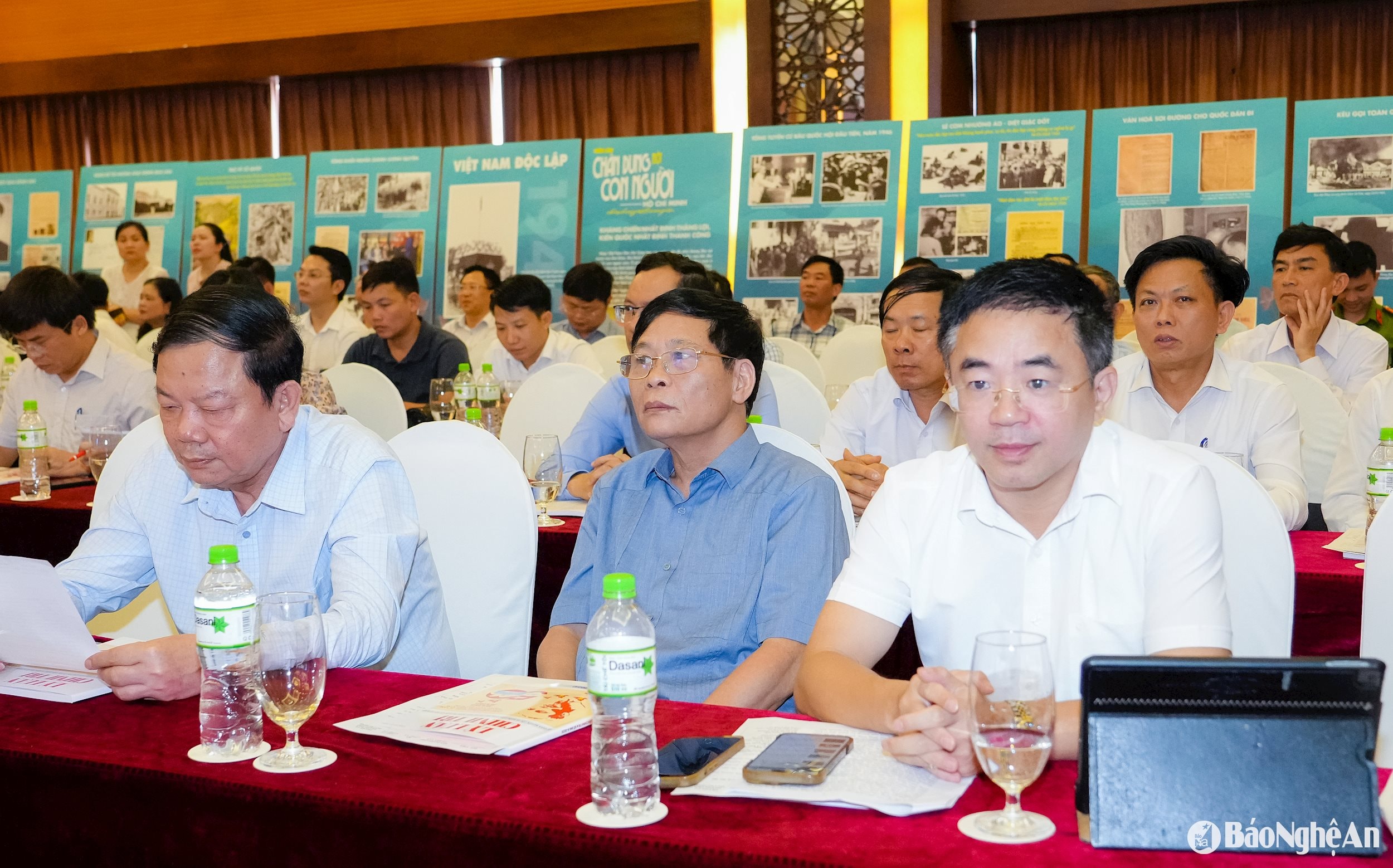 Đại diện huyện Nam Đàn và các đại biểu tham dự hội thảo. Ảnh: Phạm Bằng