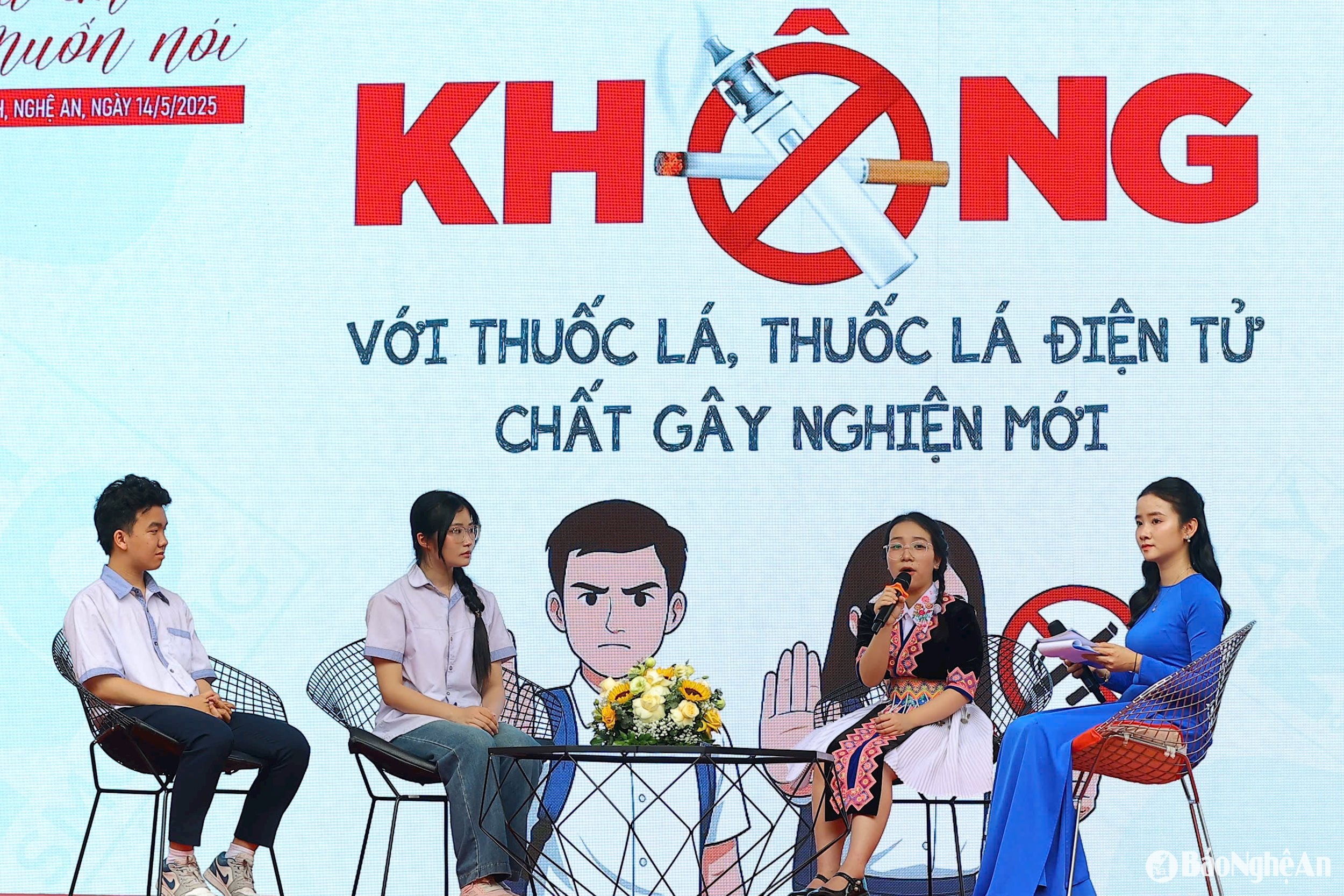 Học sinh tham gia chương trình Nói không với thuốc lá, thuốc lá điện tử và chất gây nghiện mới. Ảnh - Mỹ Hà