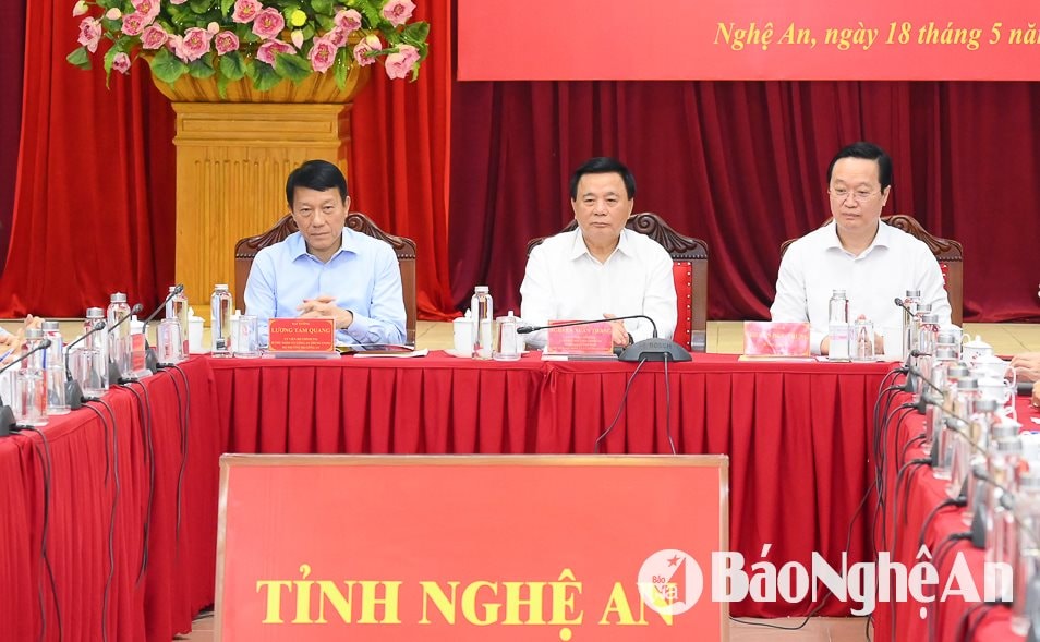 Các đồng chí: Nguyễn Xuân Thắng - Ủy viên Bộ Chính trị, Giám đốc Học viện Chính trị quốc gia Hồ Chí Minh, Chủ tịch Hội đồng Lý luận Trung ương; Đại tướng Lương Tam Quang - Ủy viên Bộ Chính trị, Bộ trưởng Bộ Công an; Nguyễn Đức Trung - Bí thư Tỉnh ủy chủ trì điểm cầu tỉnh Nghệ An. Ảnh: Thành Cường