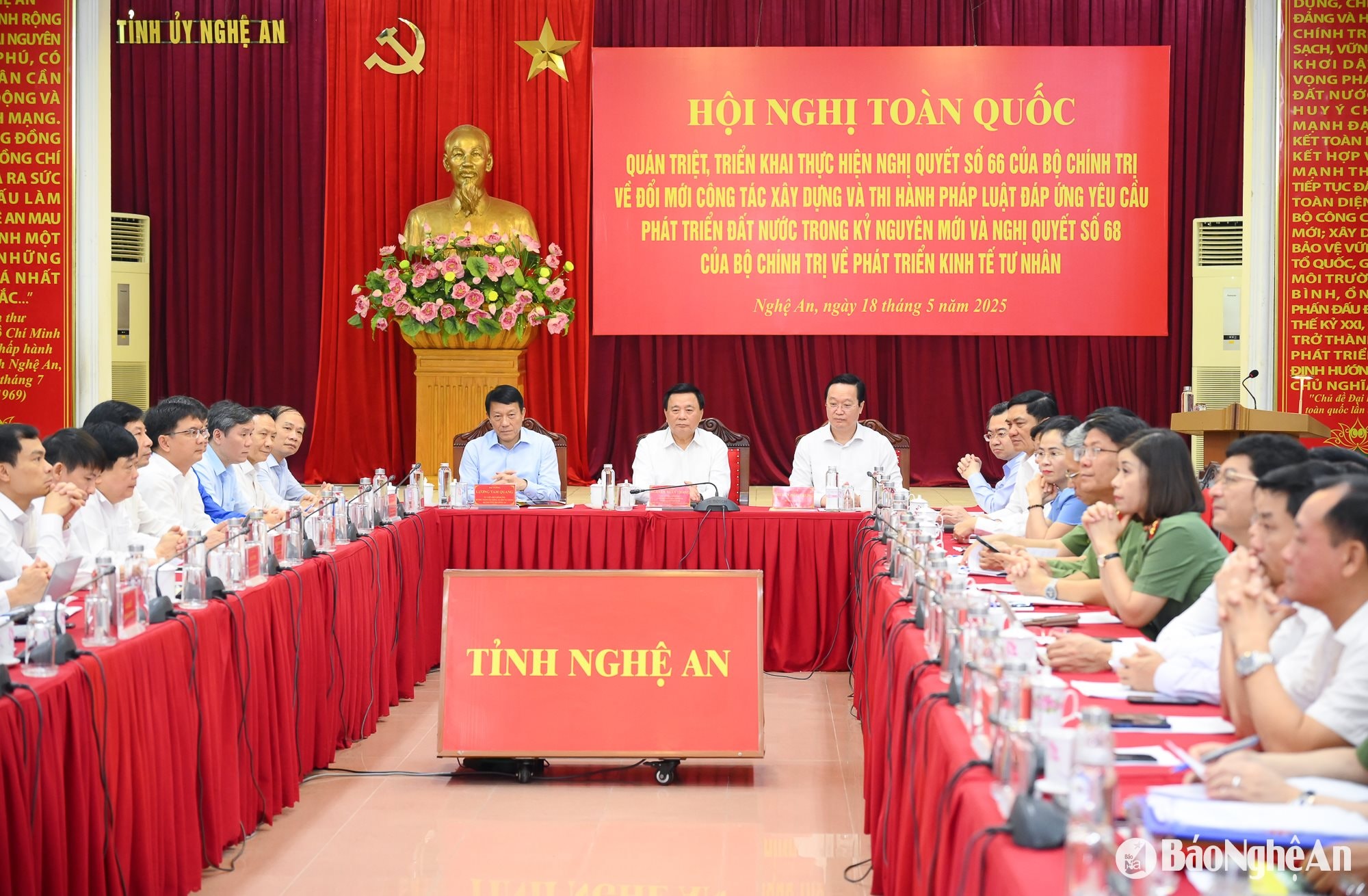 Quang cảnh điểm cầu trung tâm tỉnh Nghệ An. Các đồng chí: Nguyễn Xuân Thắng - Ủy viên Bộ Chính trị, Giám đốc Học viện Chính trị quốc gia Hồ Chí Minh, Chủ tịch Hội đồng Lý luận Trung ương; Đại tướng Lương Tam Quang - Ủy viên Bộ Chính trị, Bộ trưởng Bộ Công an; Nguyễn Đức Trung - Bí thư Tỉnh ủy chủ trì điểm cầu. Ảnh: Thành Cường