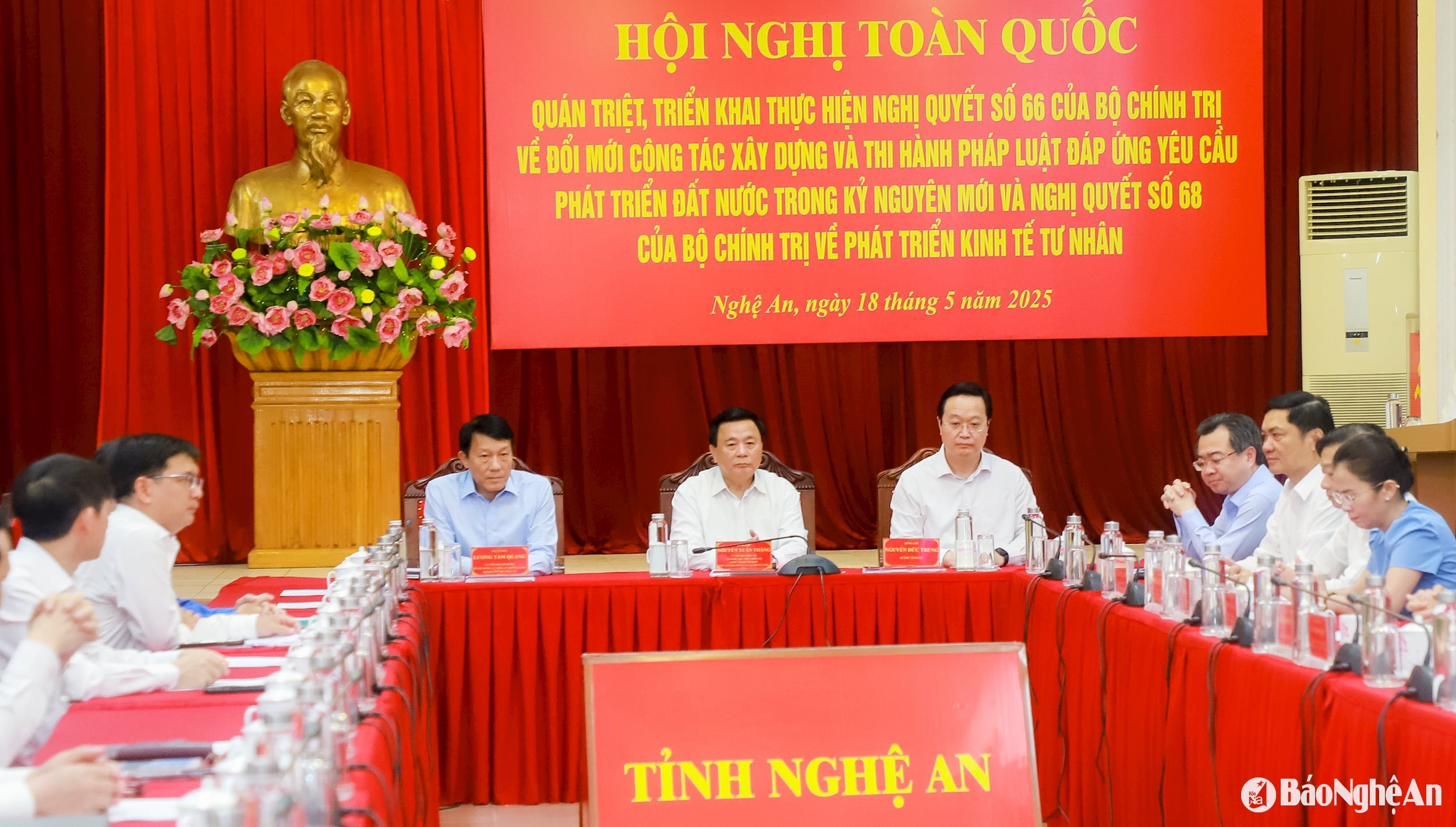 Các đồng chí: Giáo sư, Tiến sỹ Nguyễn Xuân Thắng - Ủy viên Bộ Chính trị, Giám đốc Học viện Chính trị Quốc gia Hồ Chí Minh, Chủ tịch Hội đồng Lý luận Trung ương; Đại tướng Lương Tam Quang - Ủy viên Bộ Chính trị, Bí thư Đảng uỷ Công an Trung ương, Bộ trưởng Bộ Công an; Nguyễn Đức Trung - Bí thư Tỉnh ủy chủ trì tại điểm cầu Tỉnh ủy Nghệ An. Ảnh: Thành Duy