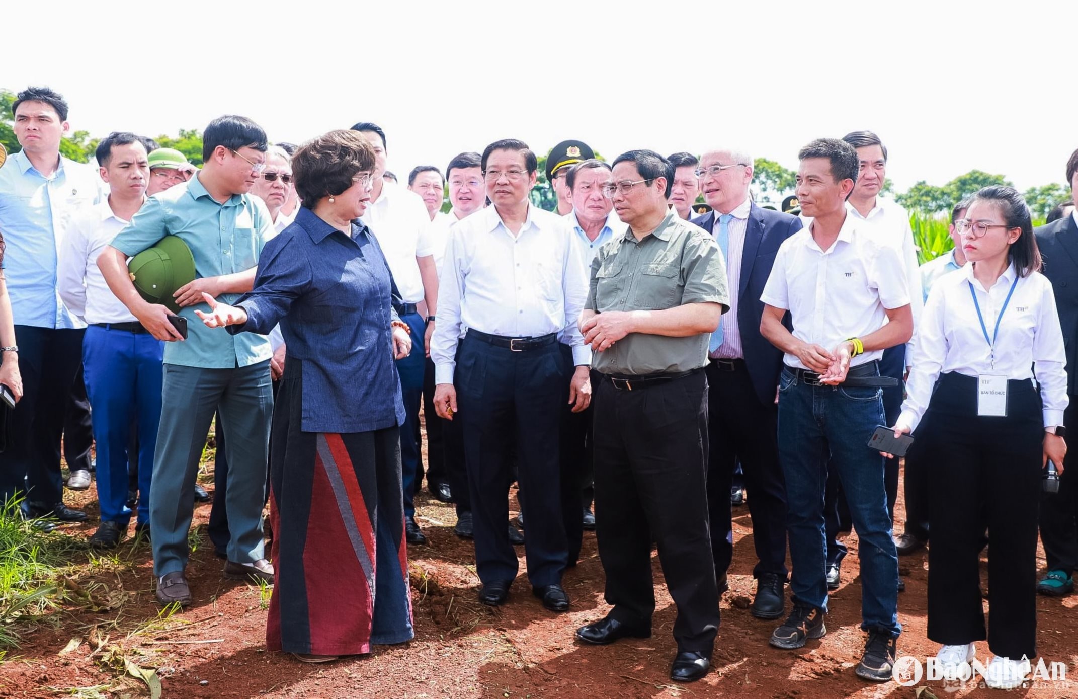Thủ tướng Phạm Minh Chính cthăm cánh đồng ứng dụng công nghệ cao của Tập đoàn TH tại huyện Nghĩa Đàn, Nghệ An tháng 7/2022. Ảnh tư liệu: Thành Duy