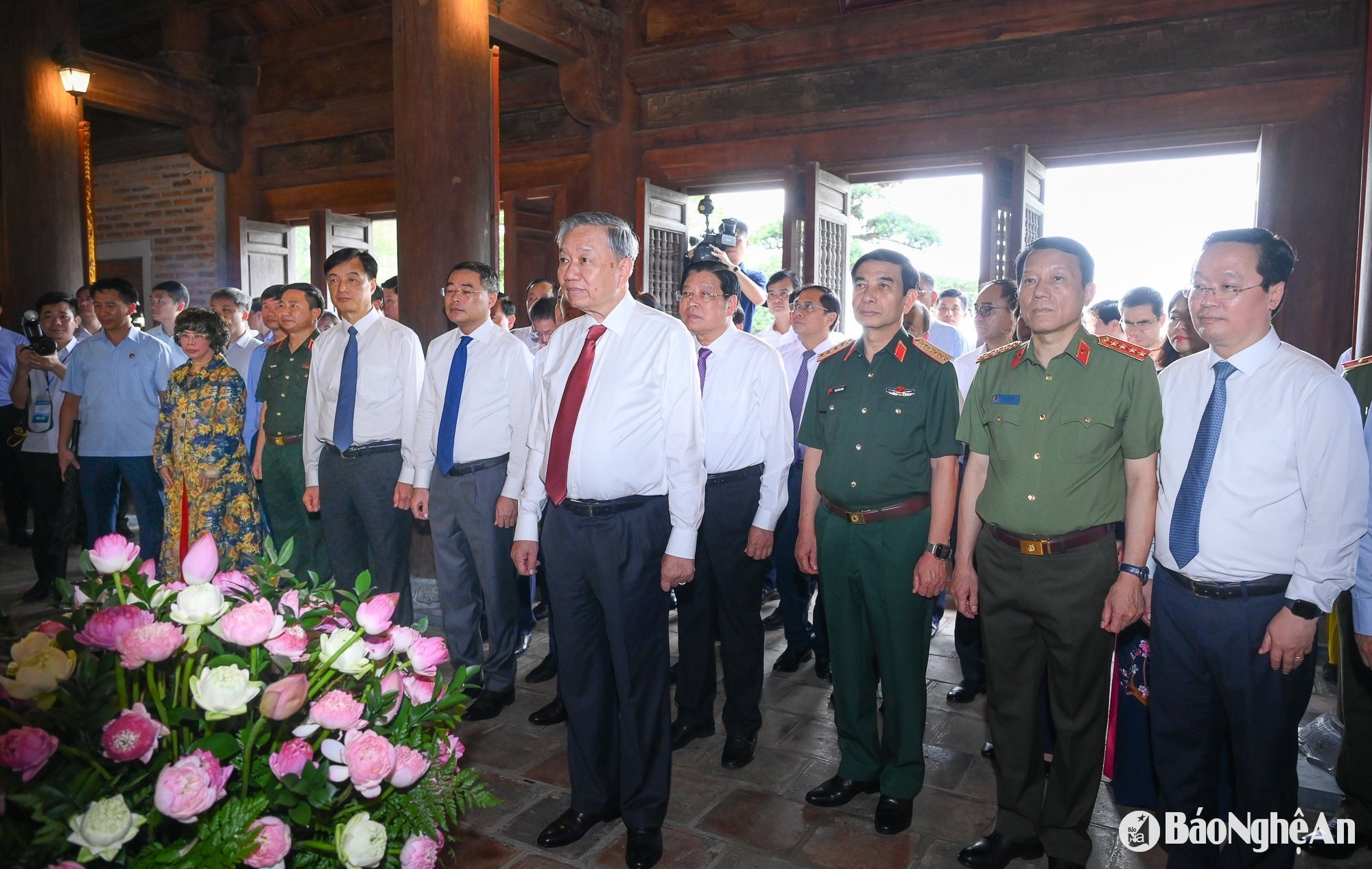 Tổng Bí thư Tô Lâm dâng hương tại Đền Chung Sơn. Ảnh Thành Cường