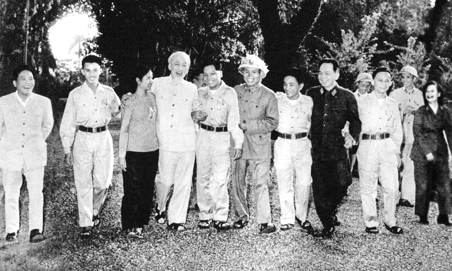 Chủ tịch Hồ Chí Minh với Đoàn đại biểu Anh hùng, chiến sĩ thi đua các lực lượng vũ trang nhân dân giải phóng miền Nam ra thăm miền Bắc năm 1965.