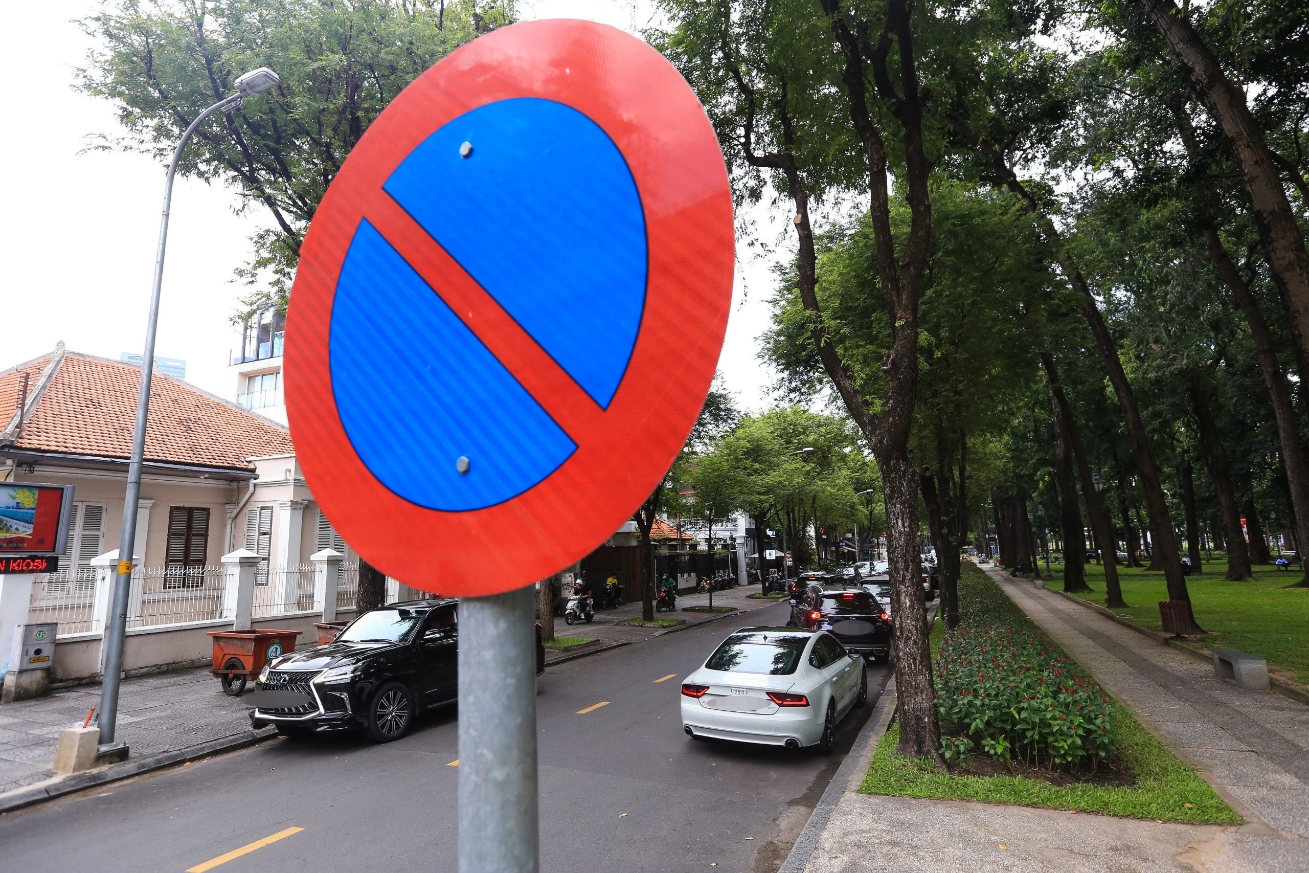 Hiểu biển cấm dừng, đỗ xe thế nào để không bị phạt? - Ảnh 2. Hiểu biển cấm dừng, đỗ xe thế nào để không bị phạt? - Ảnh 2.