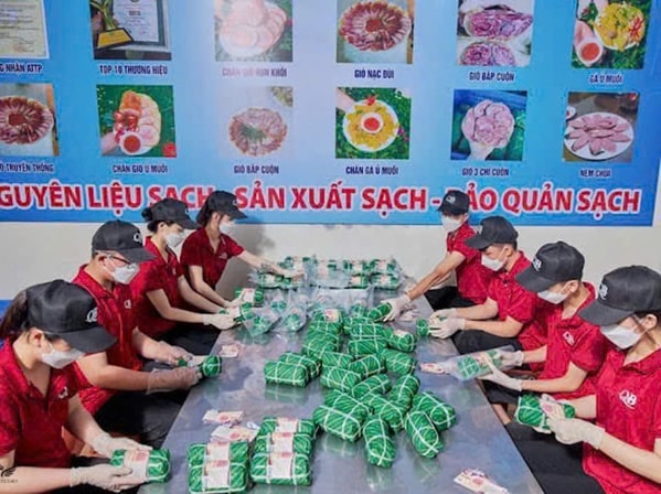 Cơ sở sản xuất giò bê của anh Lê Hải Quân ở xã Kim Liên, huyện Nam Đàn tạo thu nhập ổn định cho nhiều lao động địa phương.