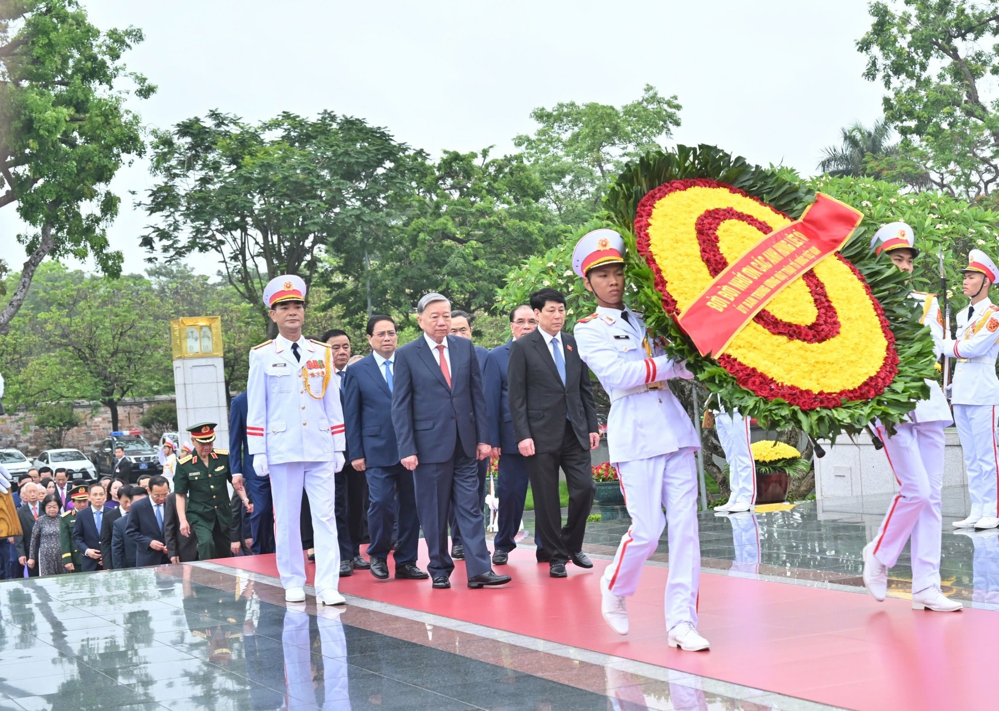 Kỷ niệm 135 năm Ngày sinh Chủ tịch Hồ Chí Minh: Lãnh đạo Đảng, Nhà nước vào Lăng viếng Bác- Ảnh 8. Kỷ niệm 135 năm Ngày sinh Chủ tịch Hồ Chí Minh: Lãnh đạo Đảng, Nhà nước vào Lăng viếng Bác- Ảnh 8.