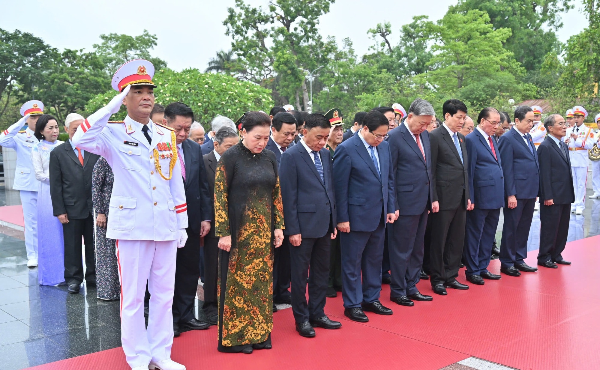 Kỷ niệm 135 năm Ngày sinh Chủ tịch Hồ Chí Minh: Lãnh đạo Đảng, Nhà nước vào Lăng viếng Bác- Ảnh 9. Kỷ niệm 135 năm Ngày sinh Chủ tịch Hồ Chí Minh: Lãnh đạo Đảng, Nhà nước vào Lăng viếng Bác- Ảnh 9.