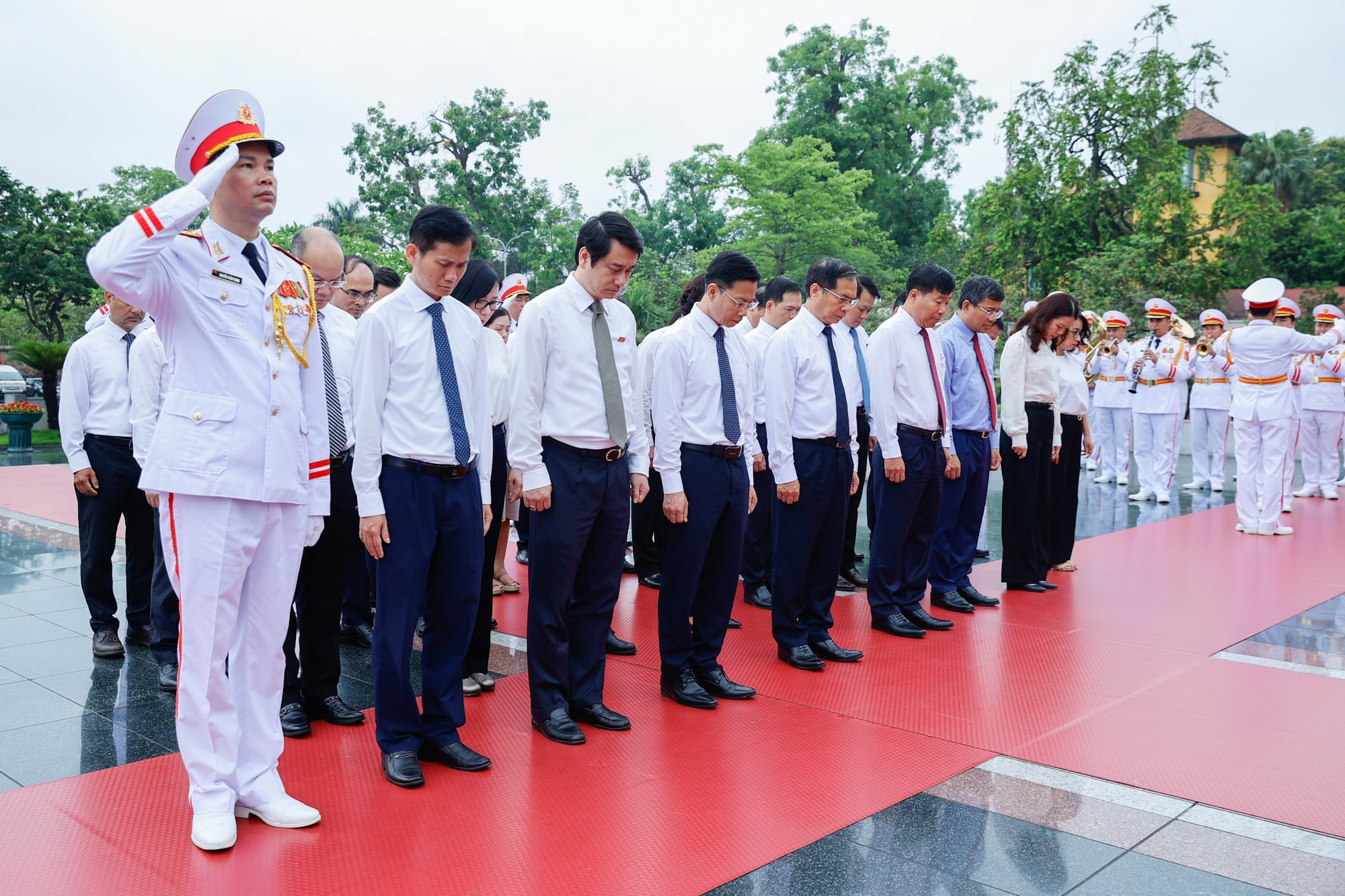 Kỷ niệm 135 năm Ngày sinh Chủ tịch Hồ Chí Minh: Lãnh đạo Đảng, Nhà nước vào Lăng viếng Bác- Ảnh 12. Kỷ niệm 135 năm Ngày sinh Chủ tịch Hồ Chí Minh: Lãnh đạo Đảng, Nhà nước vào Lăng viếng Bác- Ảnh 12.