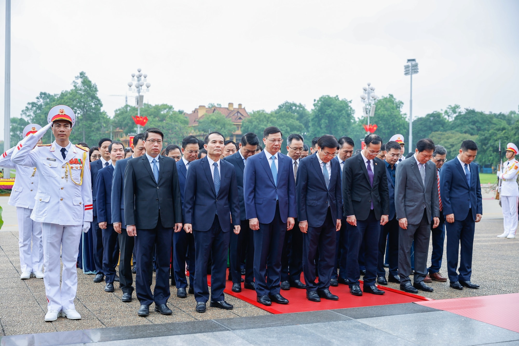 Kỷ niệm 135 năm Ngày sinh Chủ tịch Hồ Chí Minh: Lãnh đạo Đảng, Nhà nước vào Lăng viếng Bác- Ảnh 7. Kỷ niệm 135 năm Ngày sinh Chủ tịch Hồ Chí Minh: Lãnh đạo Đảng, Nhà nước vào Lăng viếng Bác- Ảnh 7.