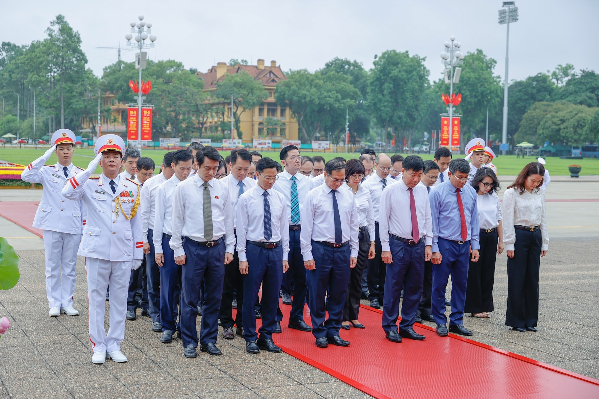 Kỷ niệm 135 năm Ngày sinh Chủ tịch Hồ Chí Minh: Lãnh đạo Đảng, Nhà nước vào Lăng viếng Bác- Ảnh 6. Kỷ niệm 135 năm Ngày sinh Chủ tịch Hồ Chí Minh: Lãnh đạo Đảng, Nhà nước vào Lăng viếng Bác- Ảnh 6.