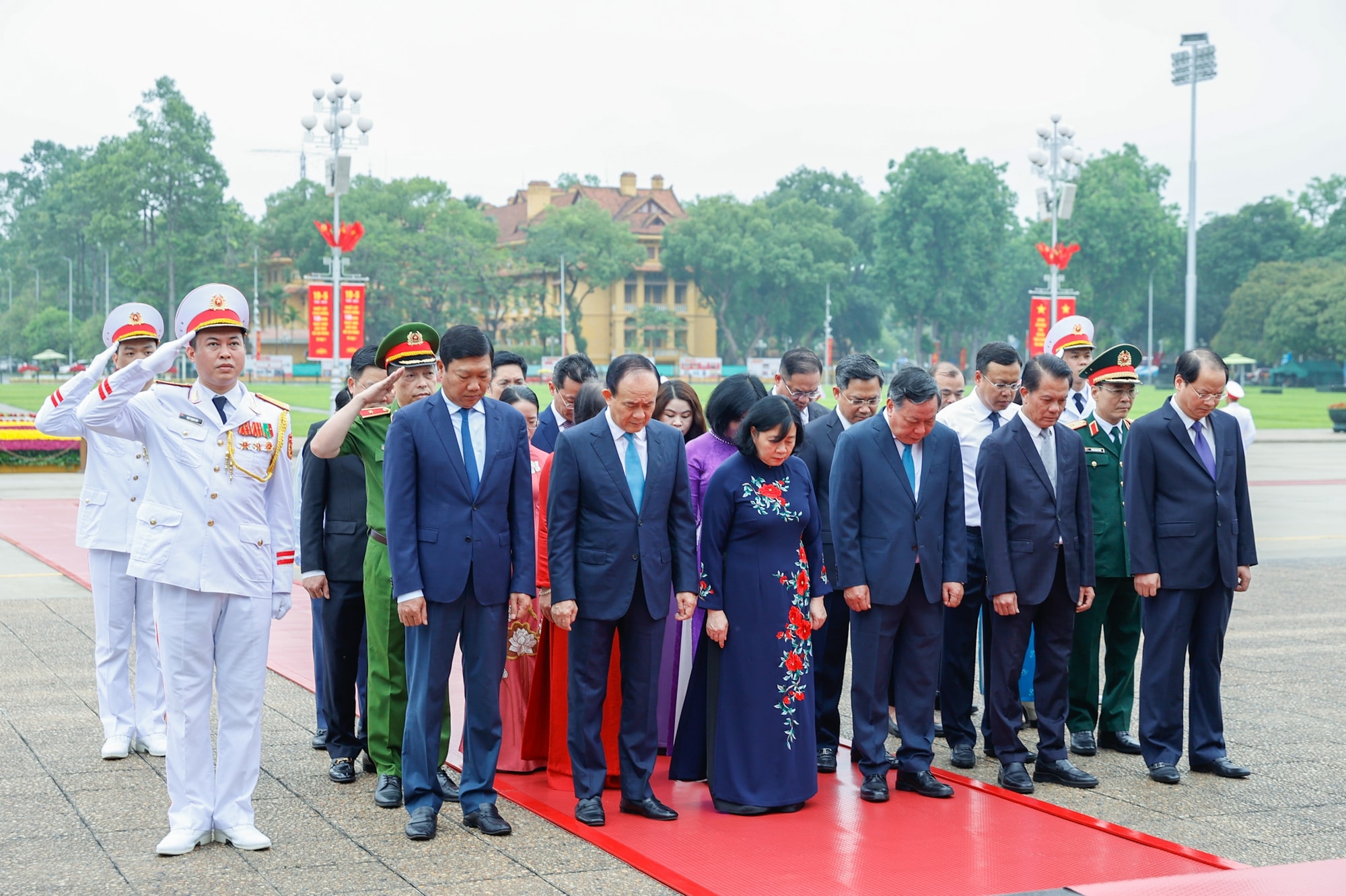 Kỷ niệm 135 năm Ngày sinh Chủ tịch Hồ Chí Minh: Lãnh đạo Đảng, Nhà nước vào Lăng viếng Bác- Ảnh 5. Kỷ niệm 135 năm Ngày sinh Chủ tịch Hồ Chí Minh: Lãnh đạo Đảng, Nhà nước vào Lăng viếng Bác- Ảnh 5.
