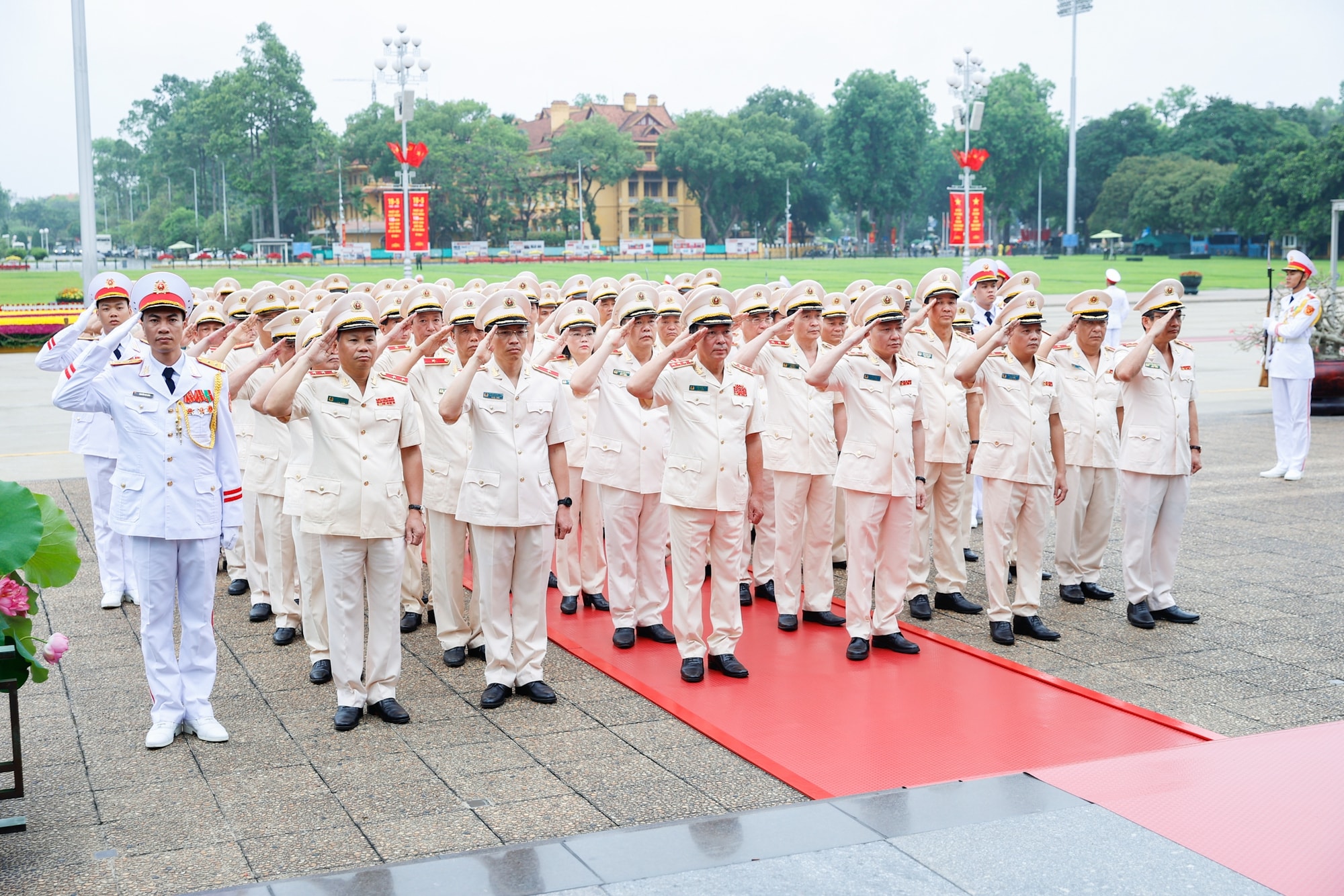 Kỷ niệm 135 năm Ngày sinh Chủ tịch Hồ Chí Minh: Lãnh đạo Đảng, Nhà nước vào Lăng viếng Bác- Ảnh 4. Kỷ niệm 135 năm Ngày sinh Chủ tịch Hồ Chí Minh: Lãnh đạo Đảng, Nhà nước vào Lăng viếng Bác- Ảnh 4.