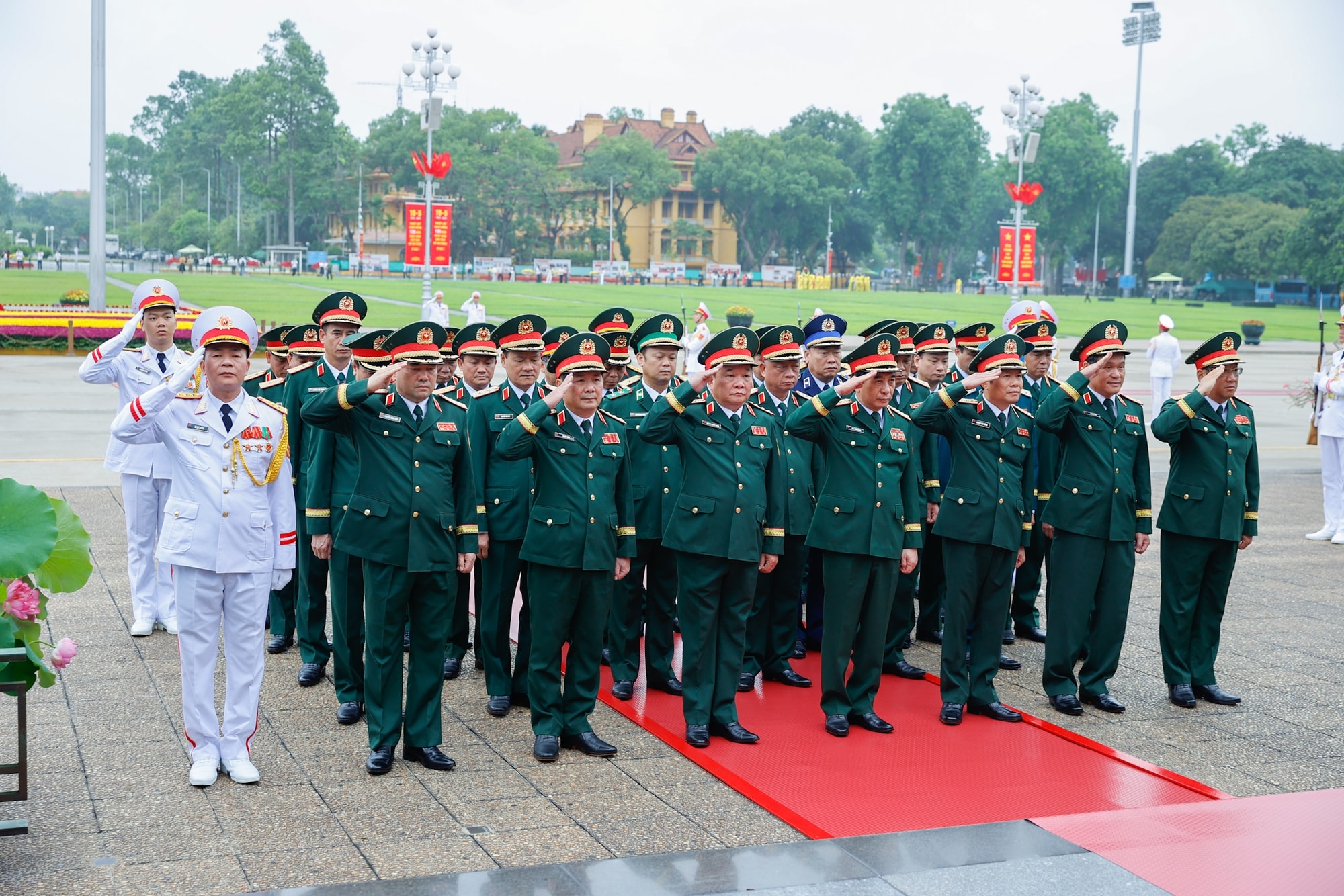 Kỷ niệm 135 năm Ngày sinh Chủ tịch Hồ Chí Minh: Lãnh đạo Đảng, Nhà nước vào Lăng viếng Bác- Ảnh 3. Kỷ niệm 135 năm Ngày sinh Chủ tịch Hồ Chí Minh: Lãnh đạo Đảng, Nhà nước vào Lăng viếng Bác- Ảnh 3.