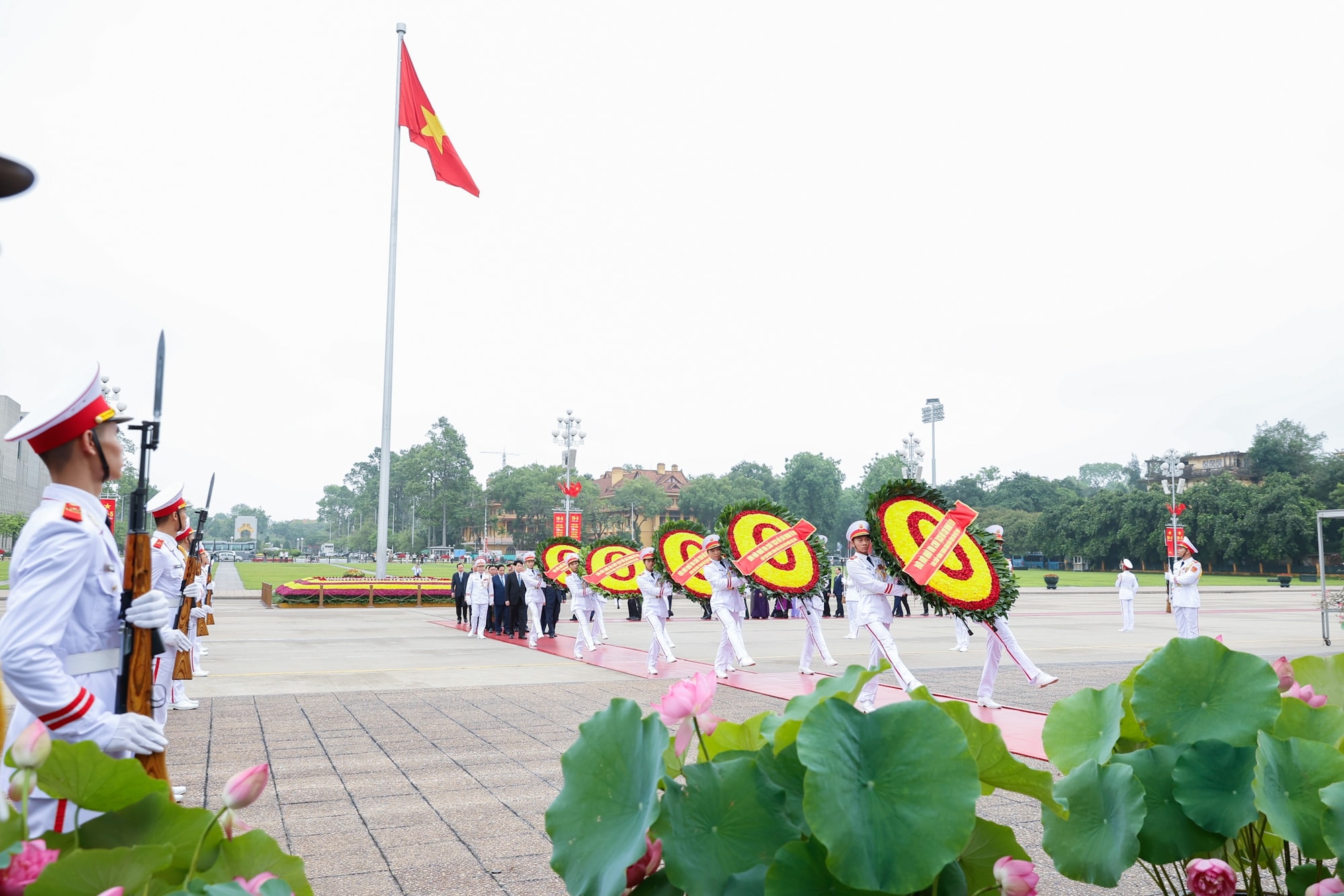 Kỷ niệm 135 năm Ngày sinh Chủ tịch Hồ Chí Minh: Lãnh đạo Đảng, Nhà nước vào Lăng viếng Bác- Ảnh 1. Kỷ niệm 135 năm Ngày sinh Chủ tịch Hồ Chí Minh: Lãnh đạo Đảng, Nhà nước vào Lăng viếng Bác- Ảnh 1.