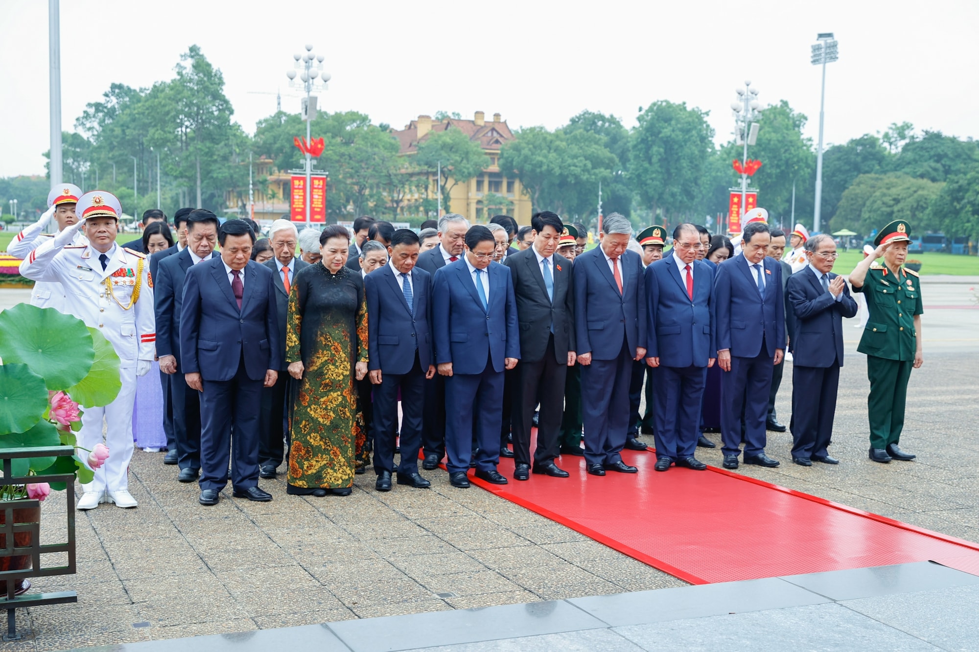 Kỷ niệm 135 năm Ngày sinh Chủ tịch Hồ Chí Minh: Lãnh đạo Đảng, Nhà nước vào Lăng viếng Bác- Ảnh 2. Kỷ niệm 135 năm Ngày sinh Chủ tịch Hồ Chí Minh: Lãnh đạo Đảng, Nhà nước vào Lăng viếng Bác- Ảnh 2.