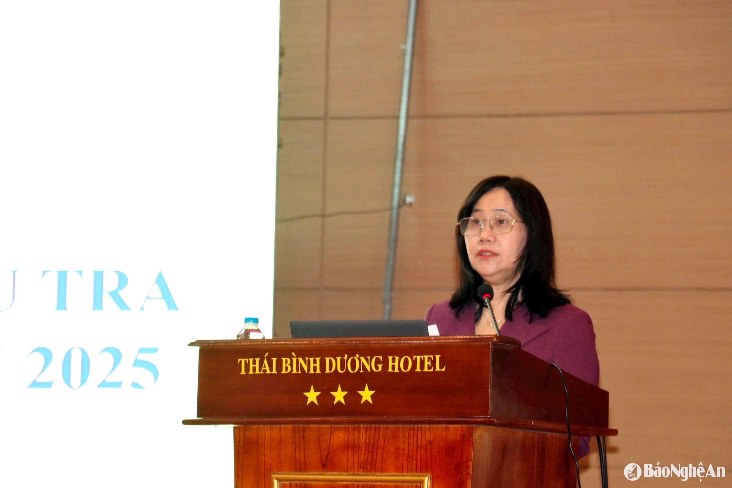 Đồng chí Nguyễn Thị Hương- Cục trưởng Cục Thống kê phát biểu khai mạc hội gnhij tập huấn. Ảnh- Phú Hương