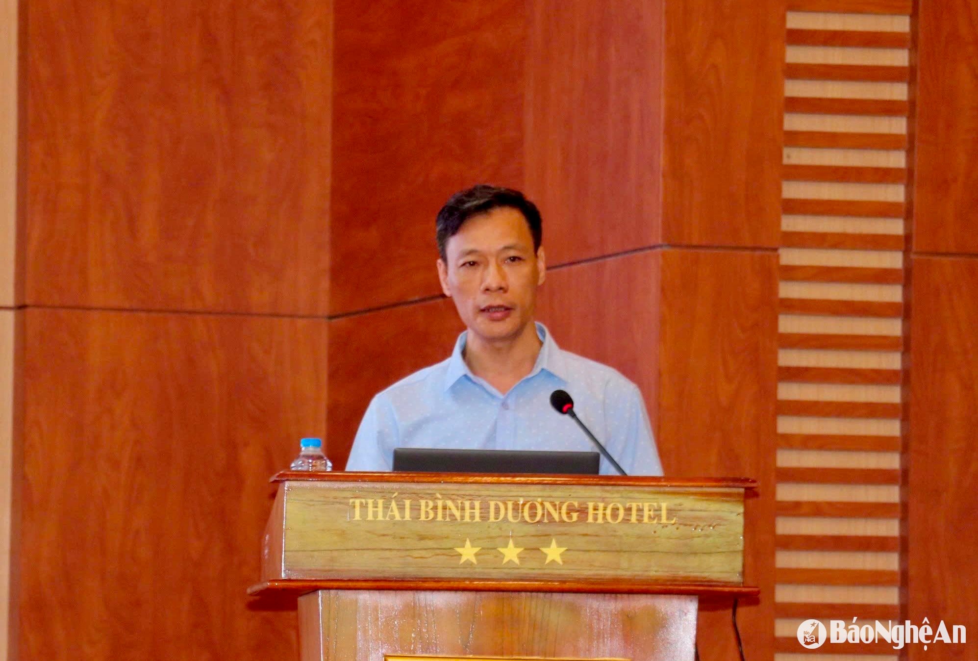 Giảng viên buổi tập huấn trình bày về các phương pháp lấy mẫu thống kê. Ảnh- Phú Hương