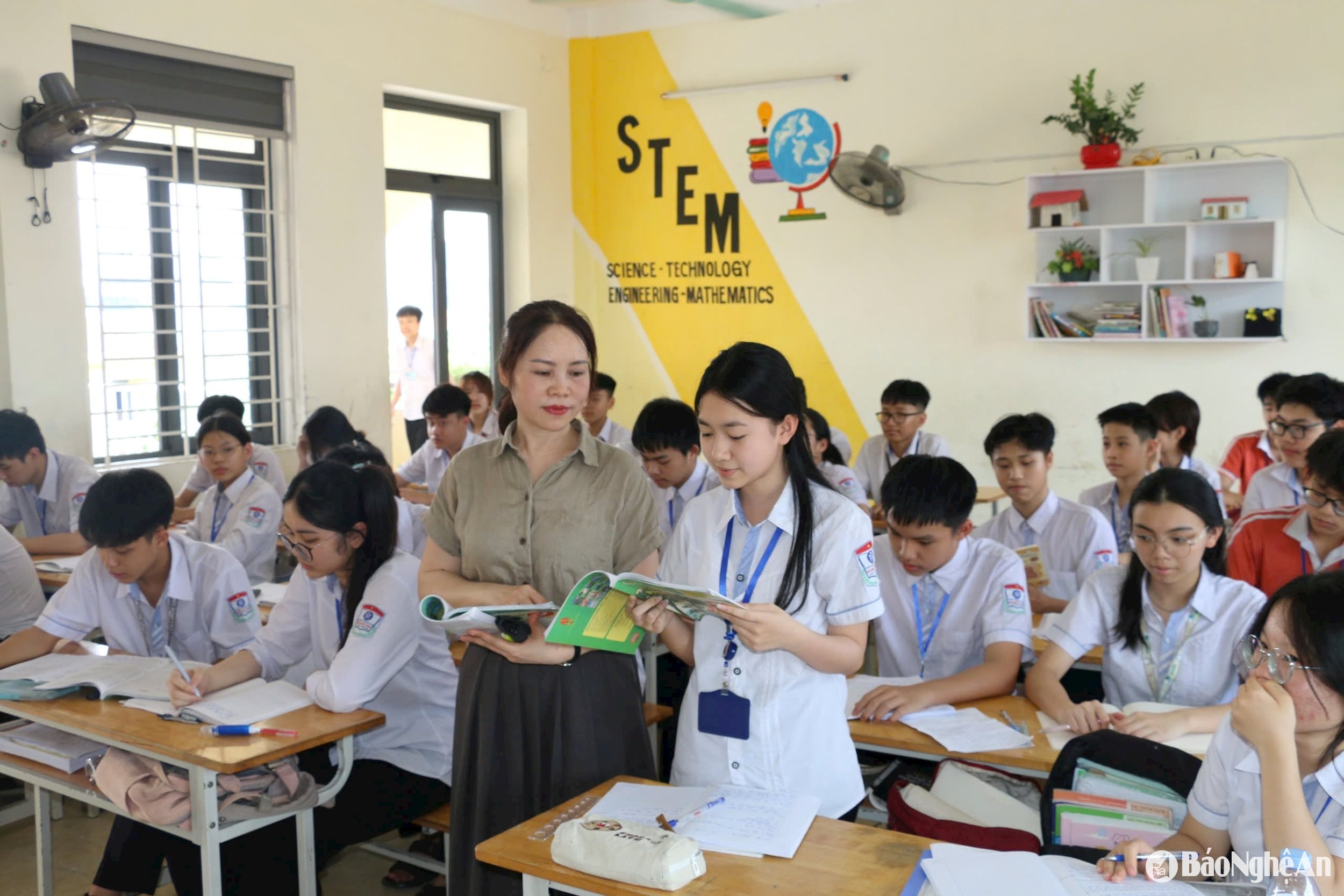 Giờ học của học sinh lớp 9 - Trường THCS Hà Huy Tập (thành phố Vinh). Ảnh - Mỹ Hà