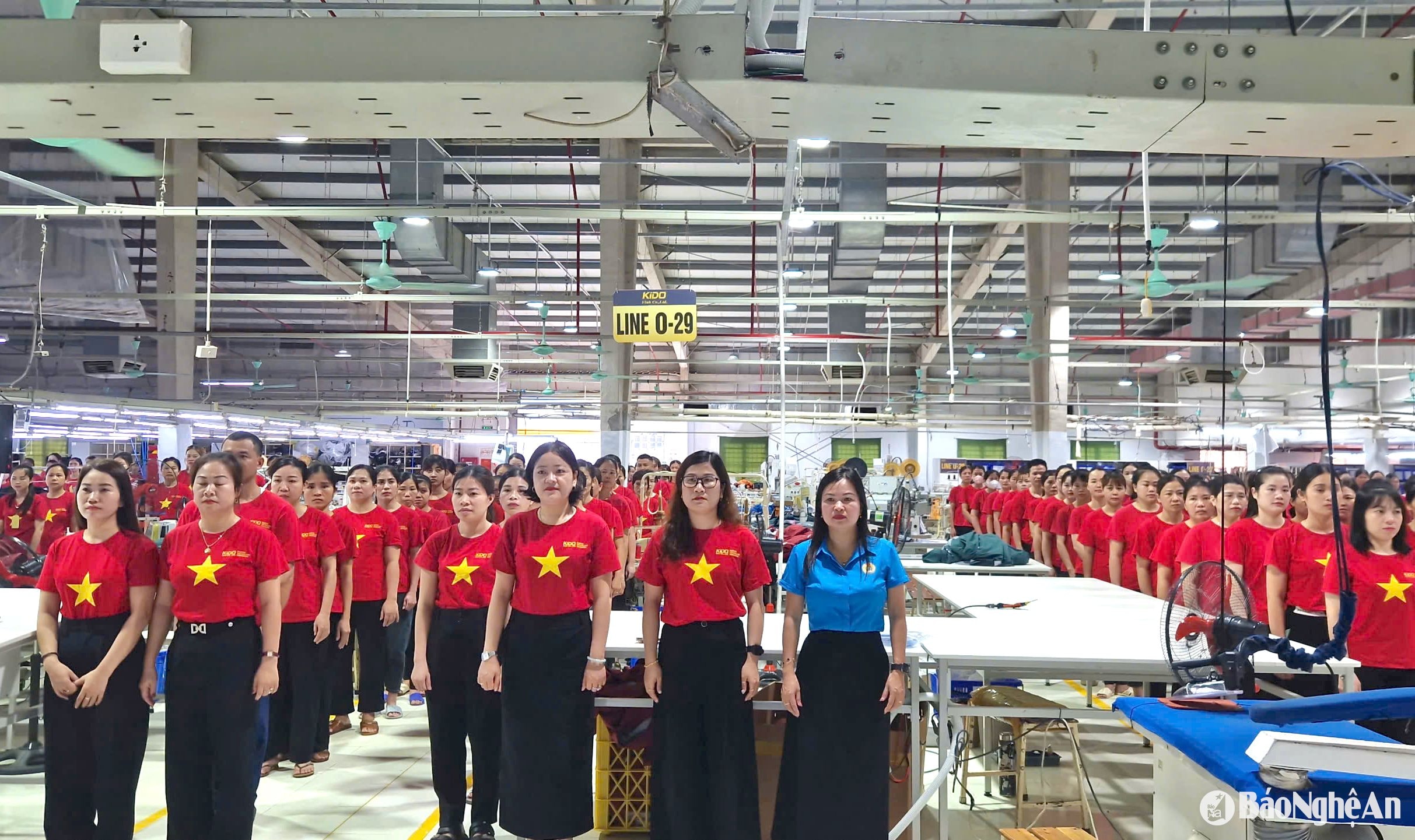tặng quà cho công nhân chào cờ ngày 19.5 Tháng Công nhân 2025 Ảnh CSCC00000