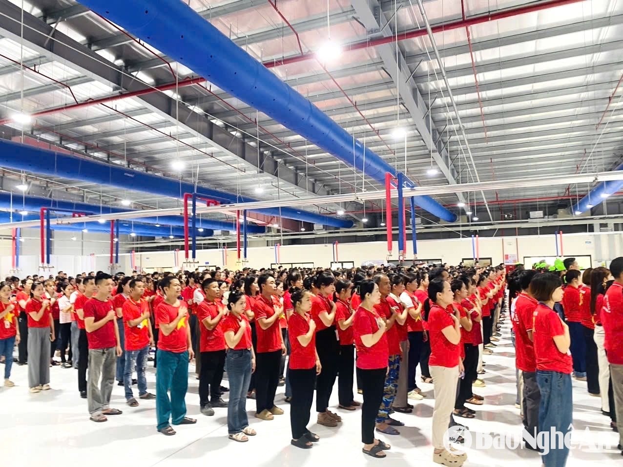 tặng quà cho công nhân chào cờ ngày 19.5 Tháng Công nhân 2025 Ảnh CSCC00003