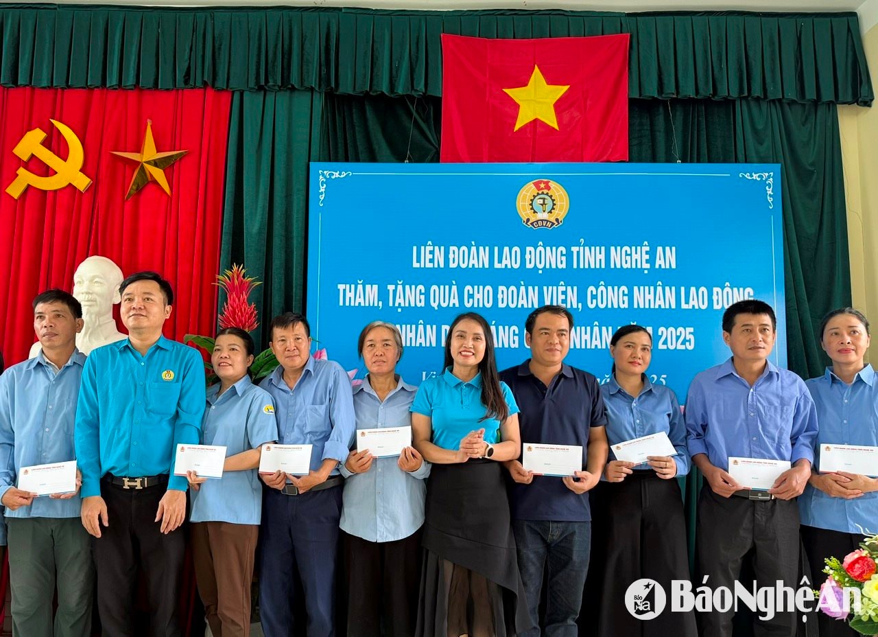 tặng quà cho công nhân chào cờ ngày 19.5 Tháng Công nhân 2025 Ảnh CSCC00004