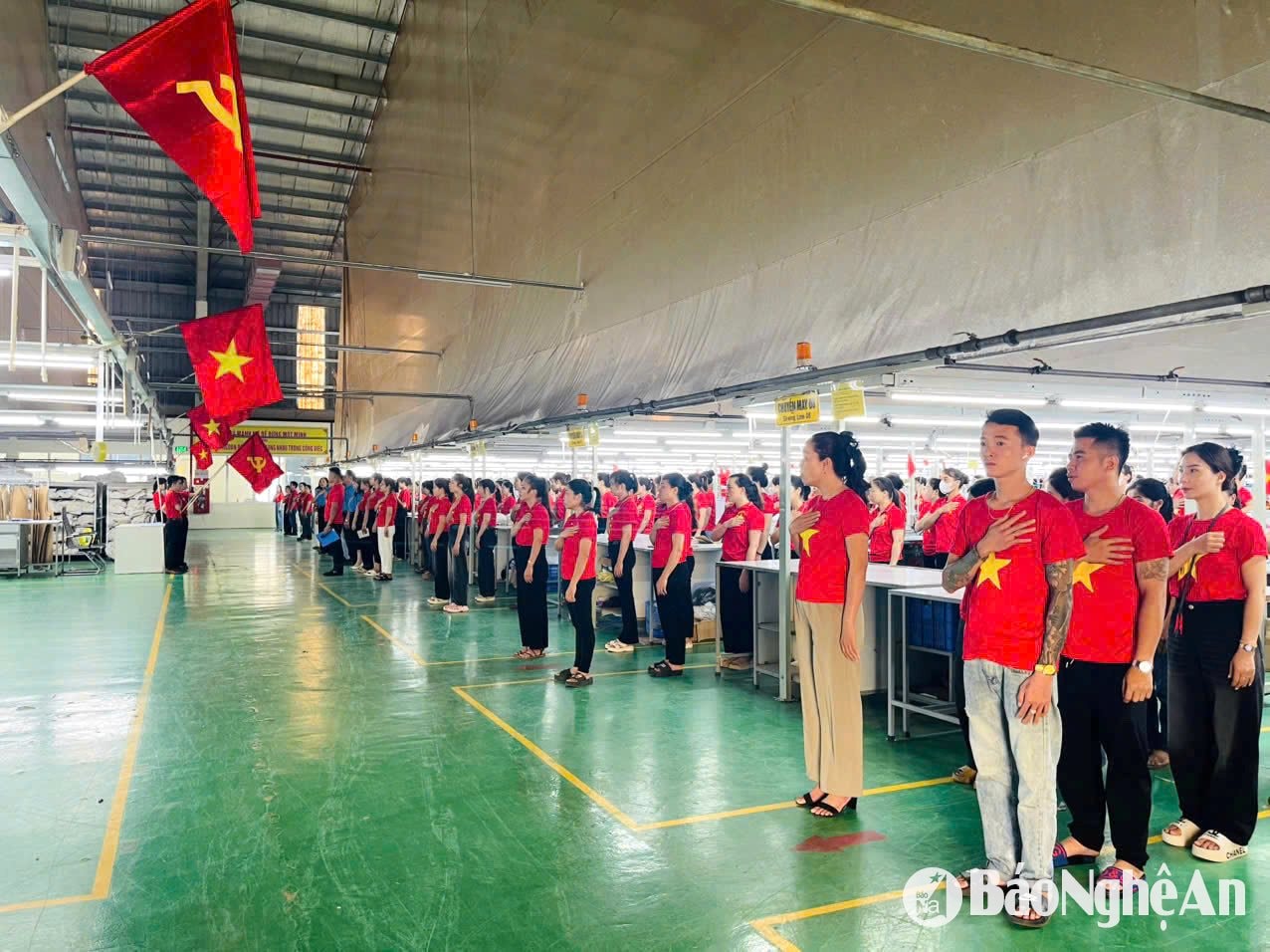 tặng quà cho công nhân chào cờ ngày 19.5 Tháng Công nhân 2025 Ảnh CSCC00005