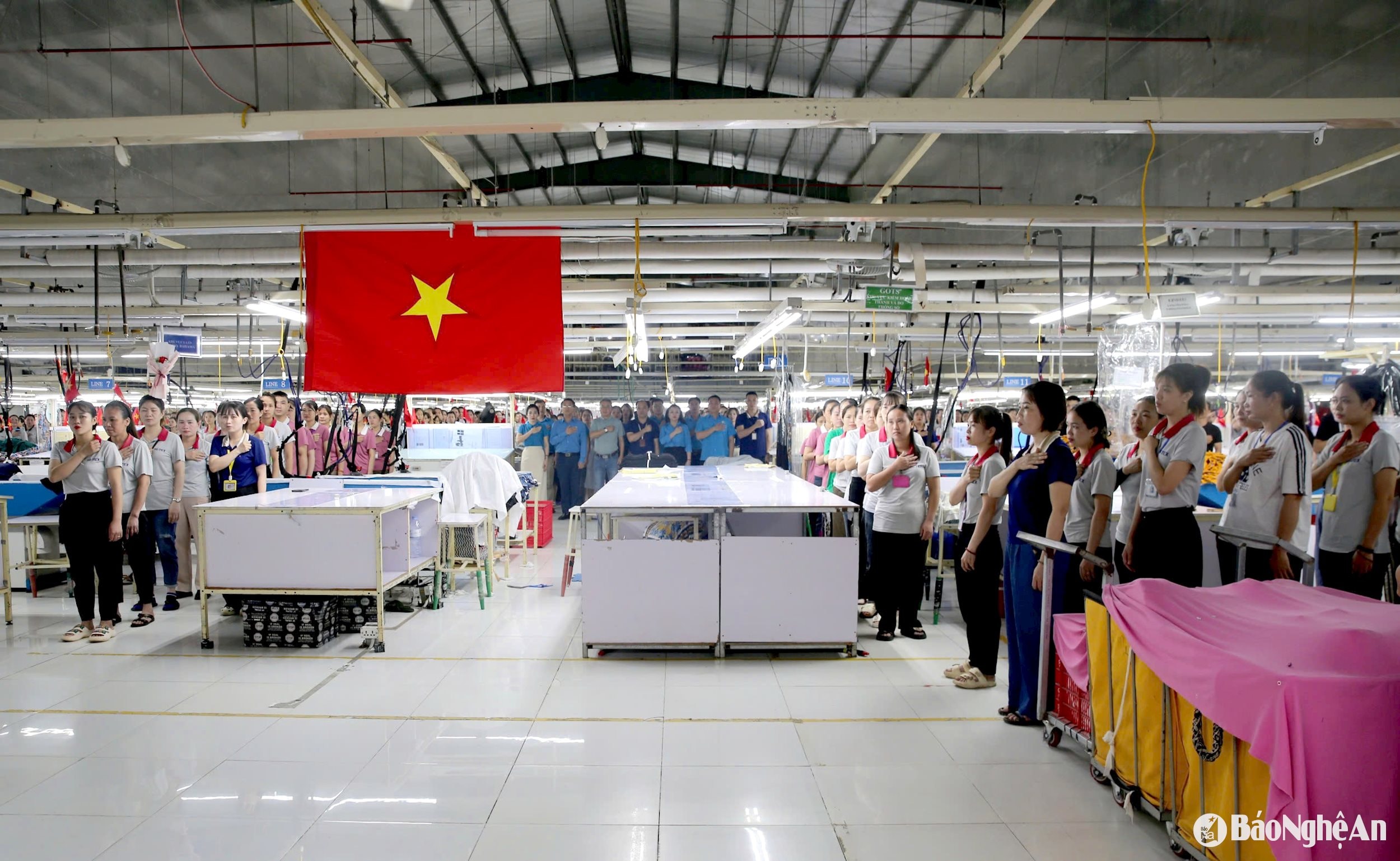tặng quà cho công nhân chào cờ ngày 19.5 Tháng Công nhân 2025 Ảnh CSCC00009