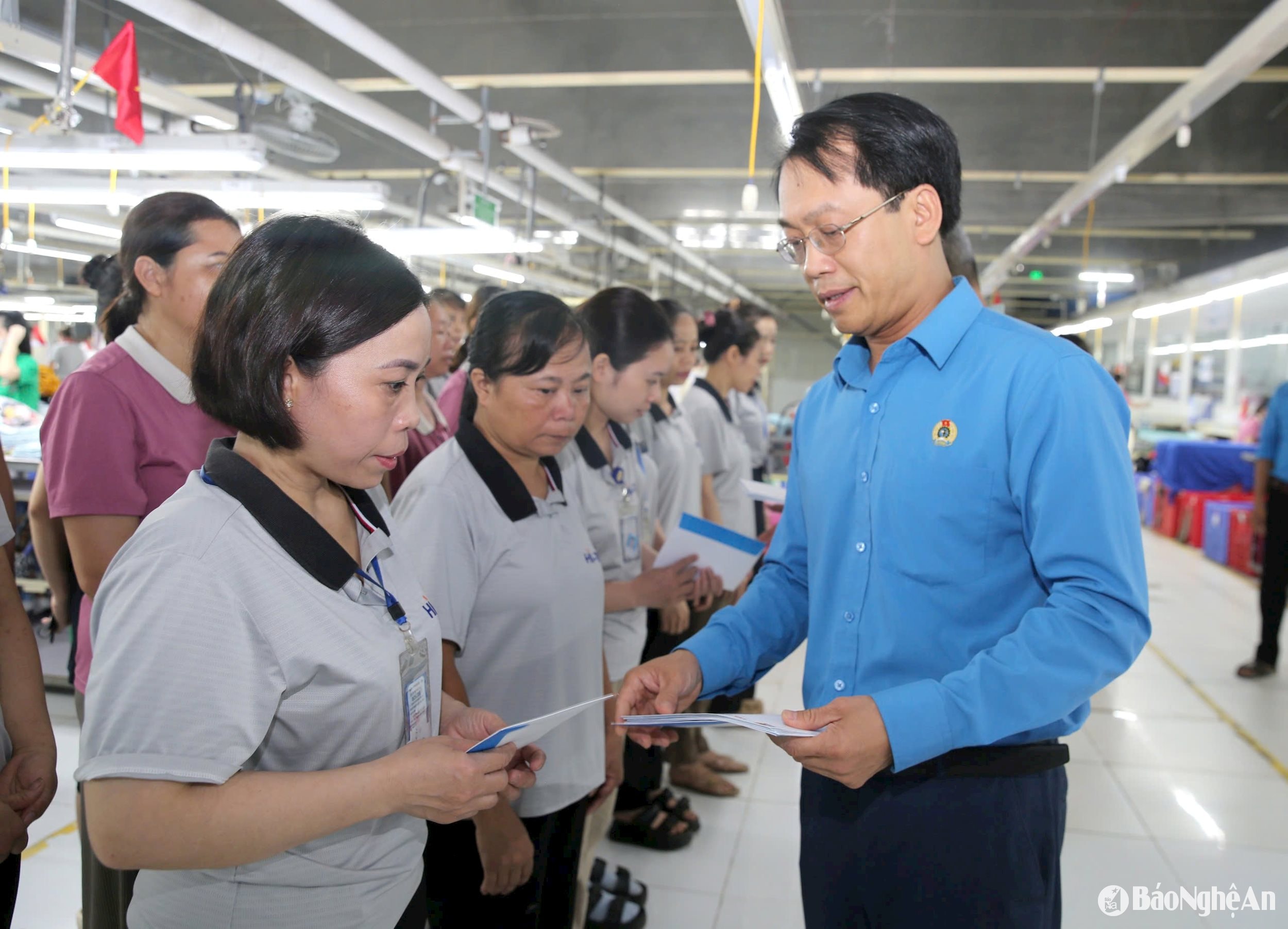 tặng quà cho công nhân chào cờ ngày 19.5 Tháng Công nhân 2025 Ảnh CSCC00010