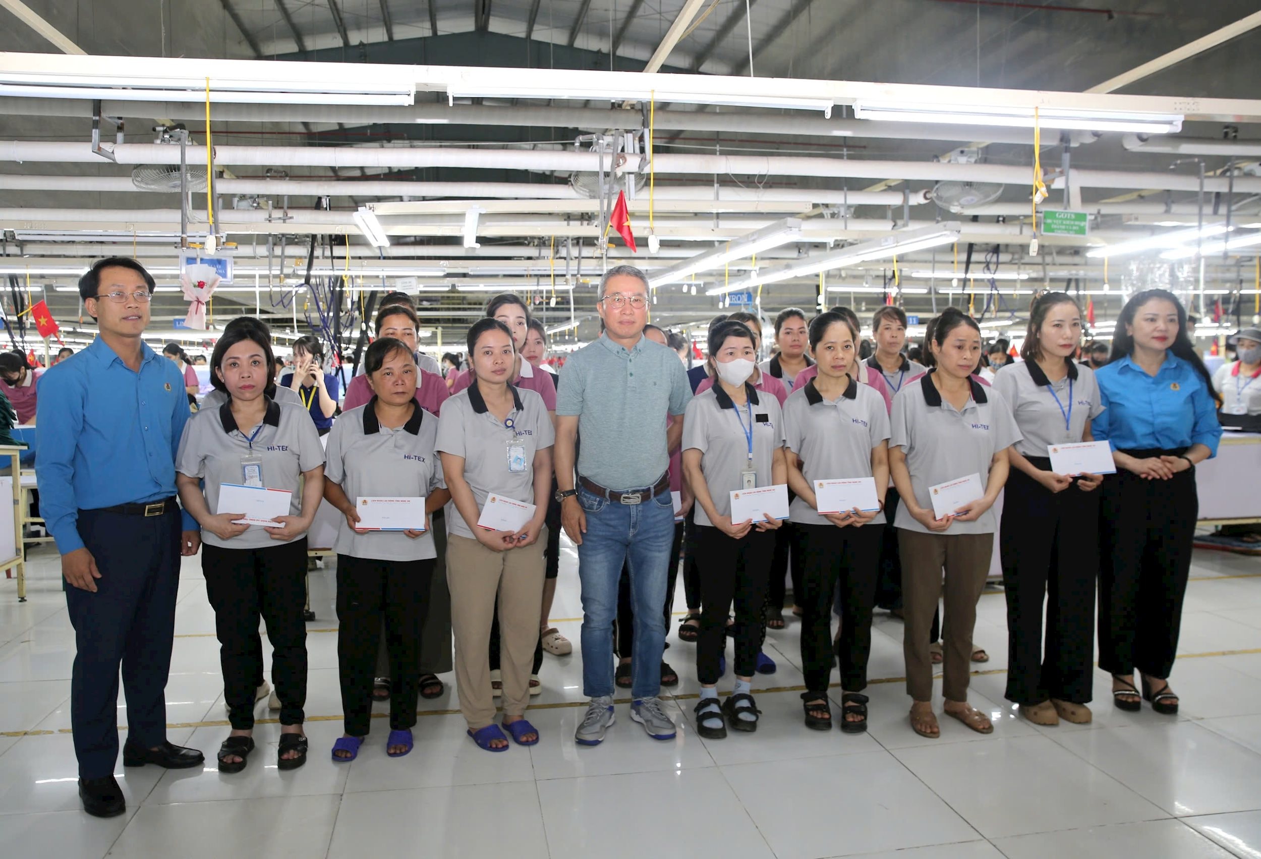 Cán bộ công đoàn tặng quà cho công nhân, lao động tại doanh nghiệp FDI. Ảnh: Diệp Thanh