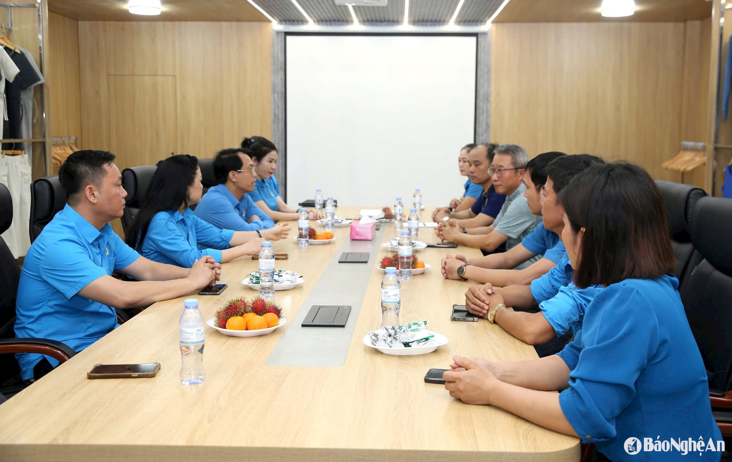 tặng quà cho công nhân chào cờ ngày 19.5 Tháng Công nhân 2025 Ảnh CSCC00012