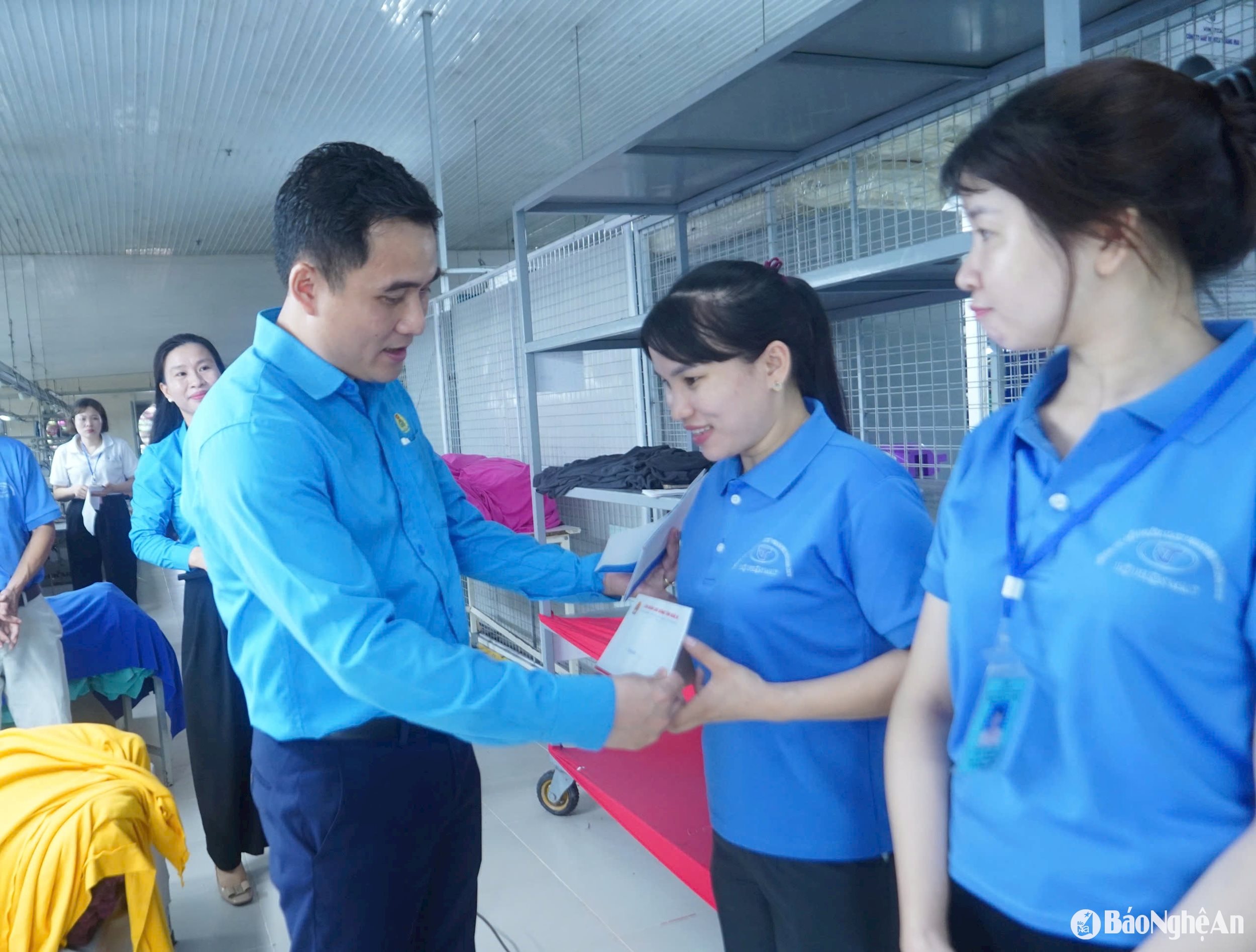 tặng quà cho công nhân chào cờ ngày 19.5 Tháng Công nhân 2025 Ảnh CSCC00013