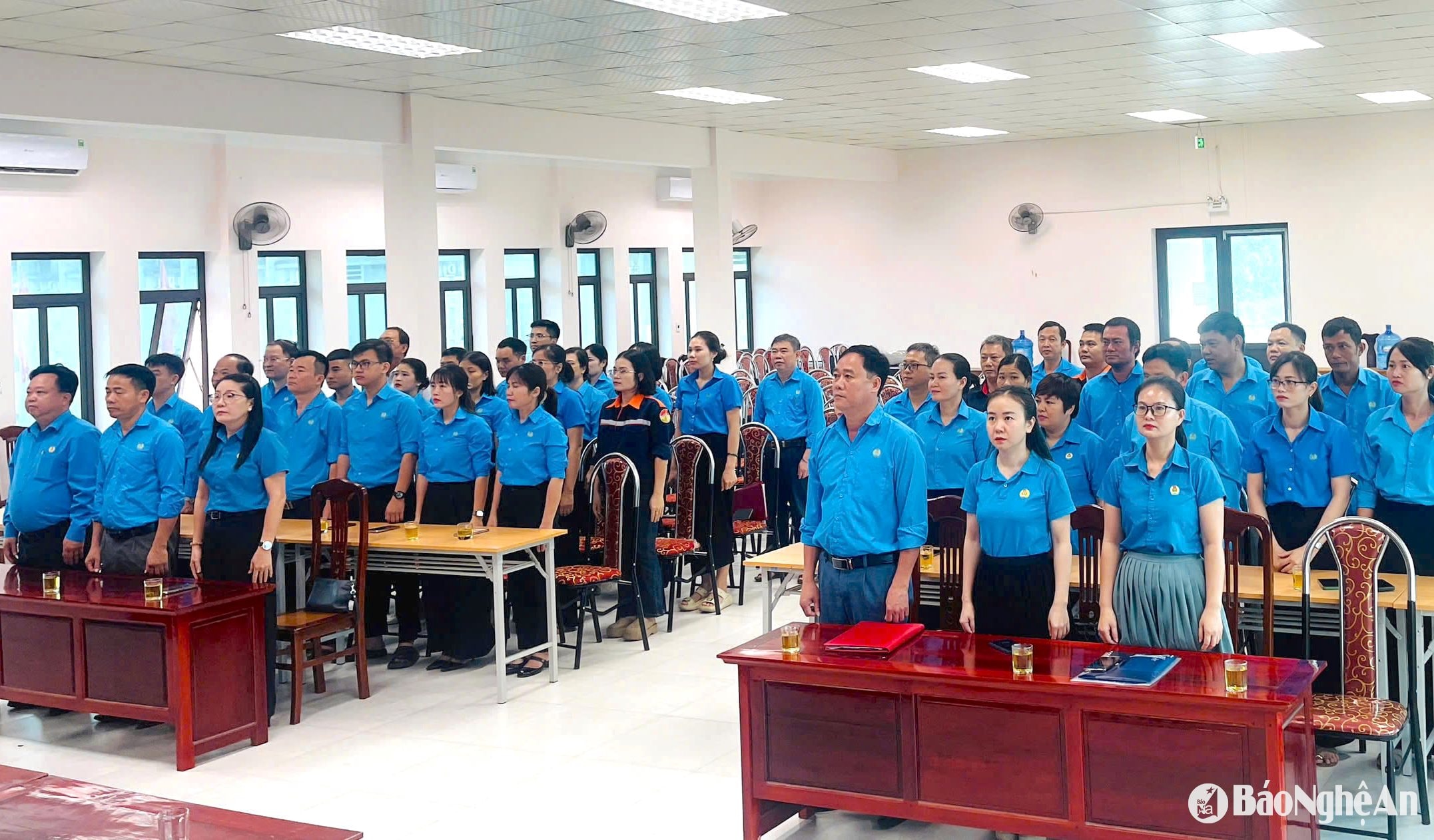 tặng quà cho công nhân chào cờ ngày 19.5 Tháng Công nhân 2025 Ảnh CSCC00015