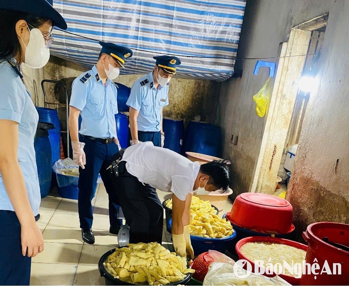 Đội QLTT số 3 đã tiến hành kiểm tra đột xuất một cơ sở chế biến, kinh doanh măng tươi tại phường Quang Trung. Ảnh: PV