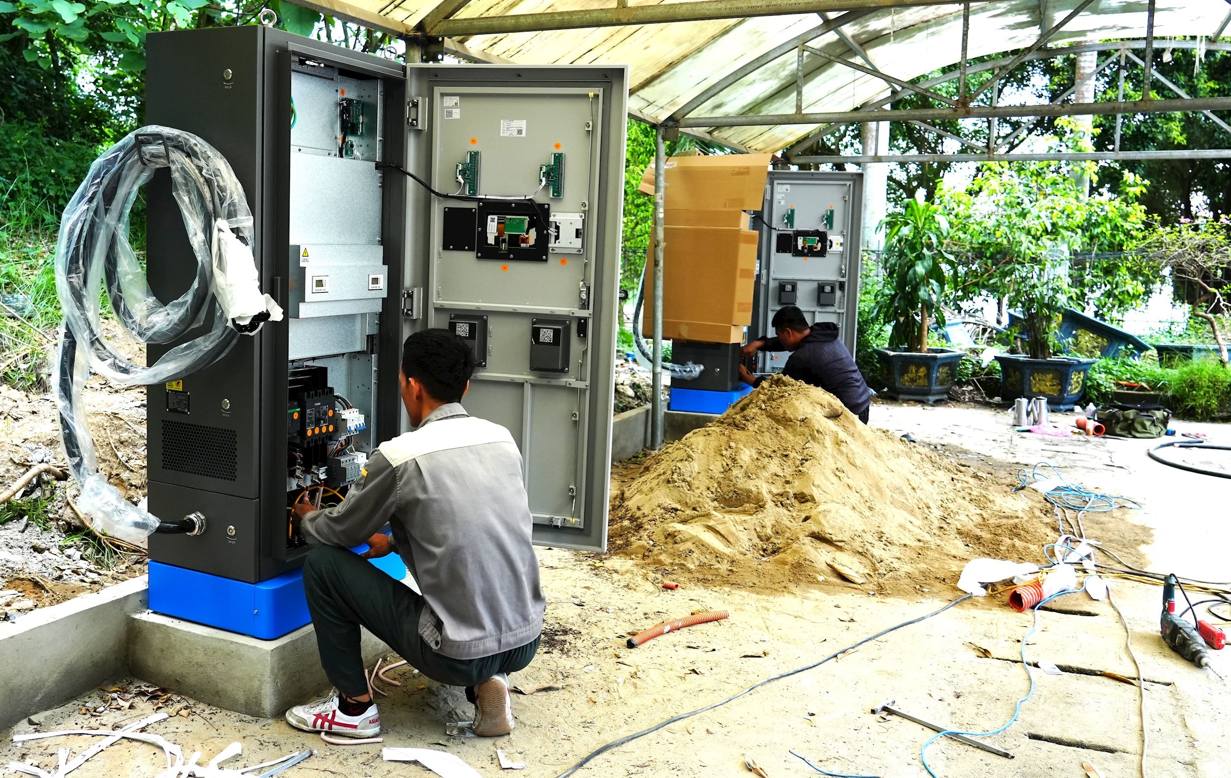 Để đáp ứng nhu cầu của phương tiện xe ô tô điện, hãng sản xuất đã lắp đặt thêm các trụ nạp điện cho khách hàng TP Vinh. Ảnh Hoàng Vĩnh
