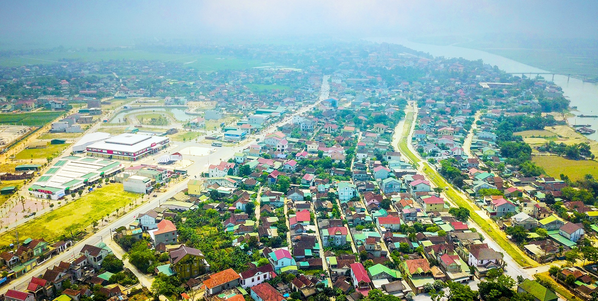 que-huong-chu-tich-ho-chi-minh-xinh-dep-voi-nhung-mang-xanh-dan-xen-nhung-mai-nha-ngoi-do-truyen-thong-anh-sach-nguyen.jpg