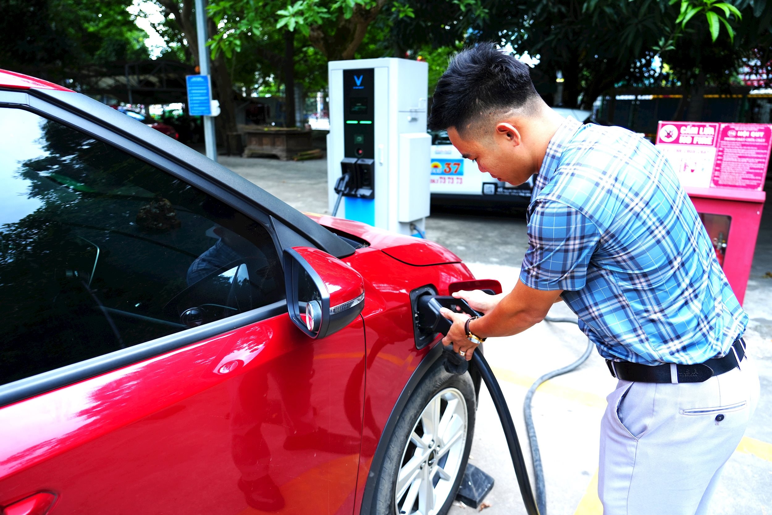 Sạc điện cho phương tiện ô điện. Ảnh Hoàng Vĩnh