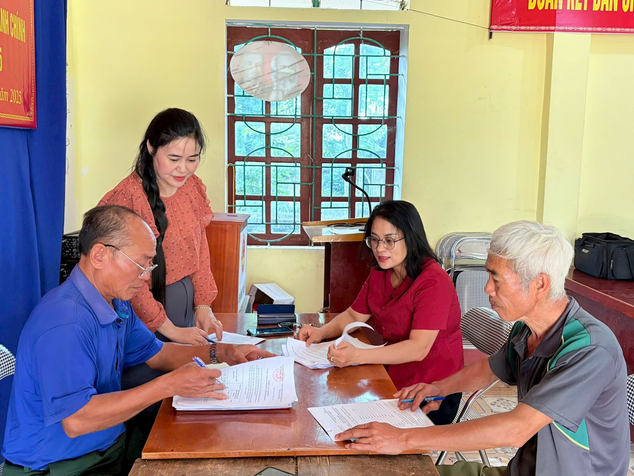 Thành viên ban chỉ đạo huyện Nghĩa Đàn kiểm tra việc bỏ phiếu tại các xóm về việc đặt tên ĐVHC cấp xã.