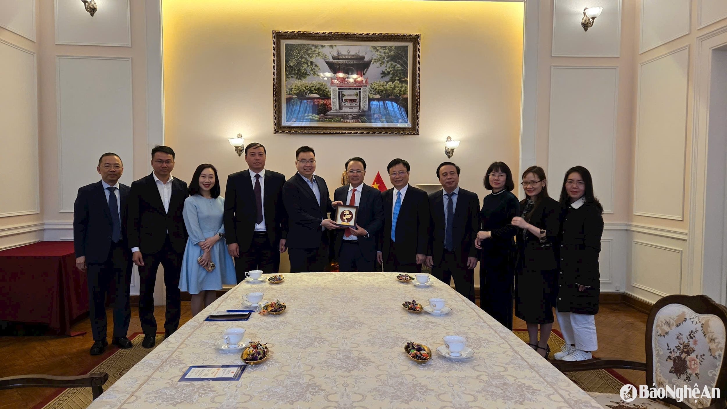 Các đại biểu chụp ảnh lưu niệm tại cuộc làm việc tại Đại sứ quán